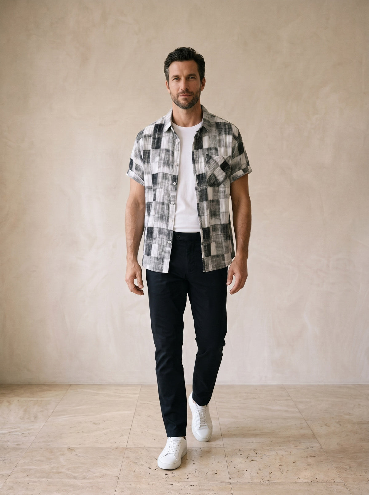 Cinza | Camisa xadrez patchwork Carcassonne cinza – corpo inteiro, modelo caminhando