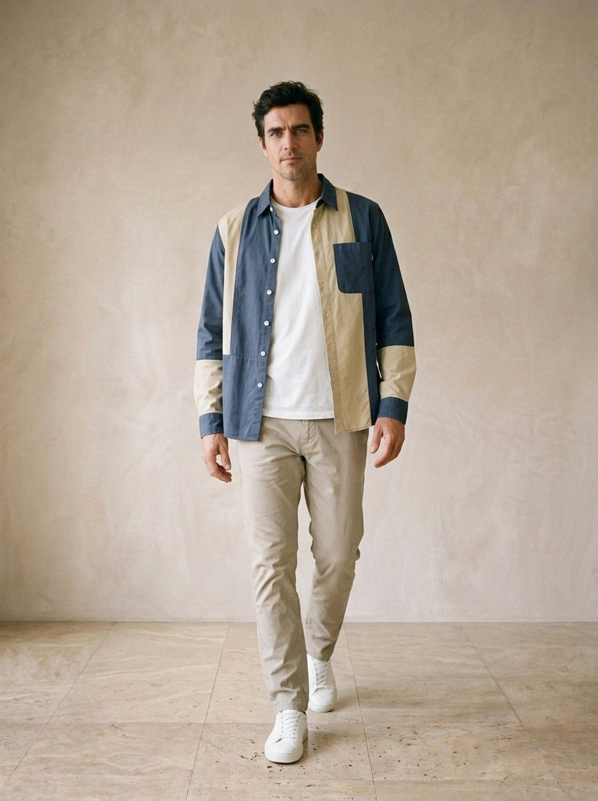Azul-marinho | Camisa com recortes de cor Carvoeiro azul-marinho – corpo inteiro, modelo caminhando