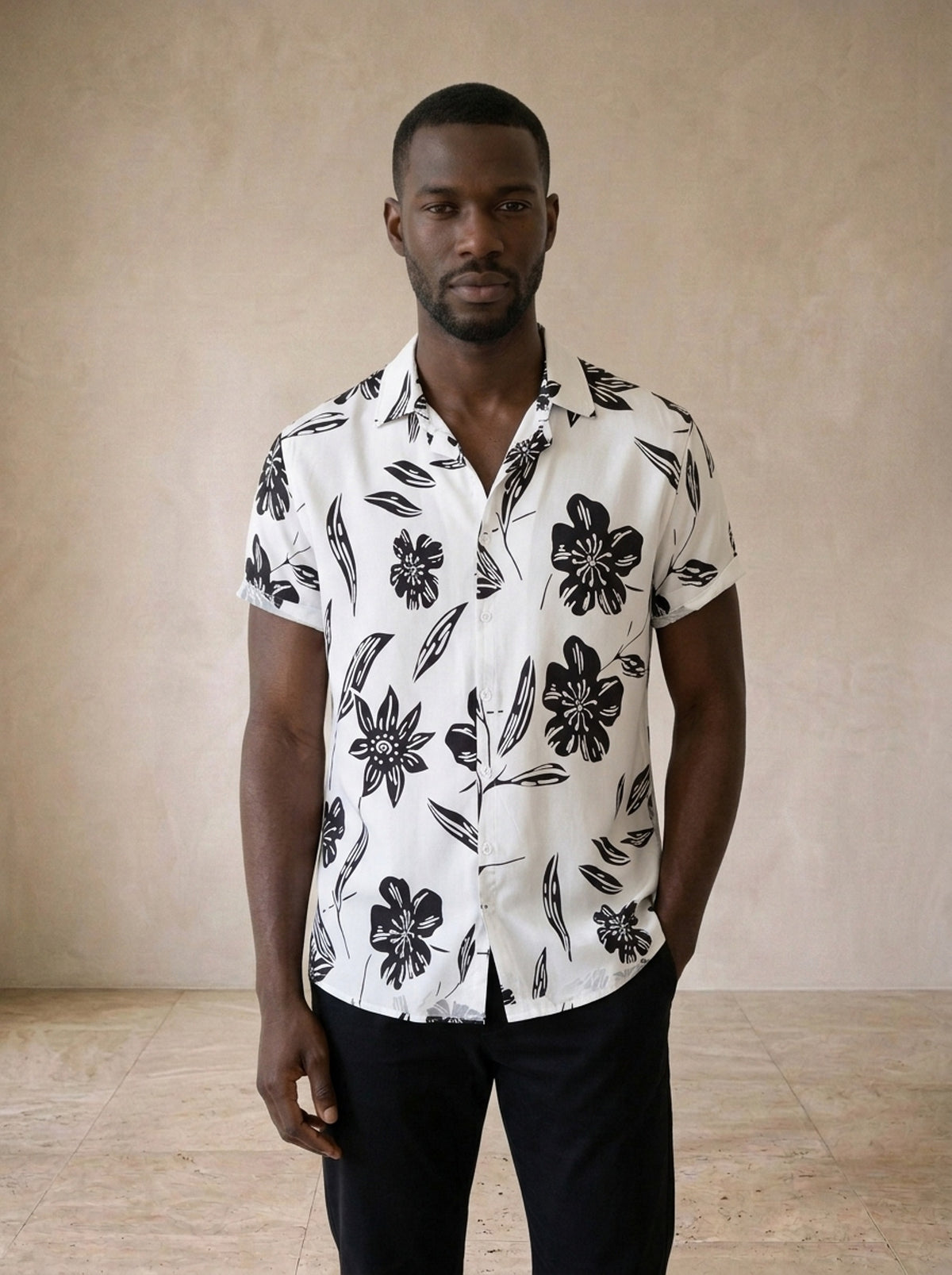 Camisa floral preto e branco Cascais – vista de frente, recorte próximo