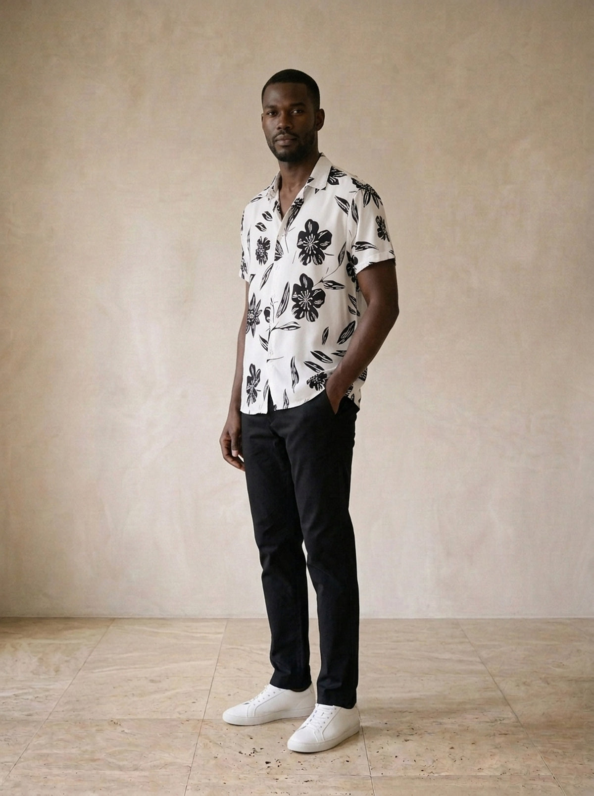 Camisa floral preto e branco Cascais – vista três quartos