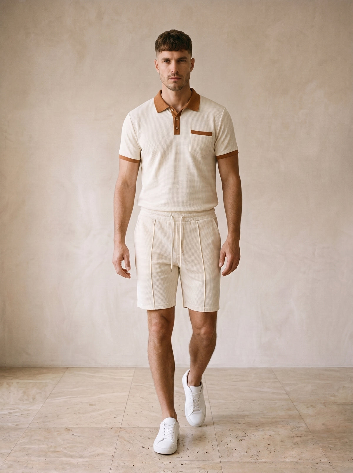 Creme | Conjunto polo com gola contrastante e short Cassis creme – corpo inteiro, modelo caminhando