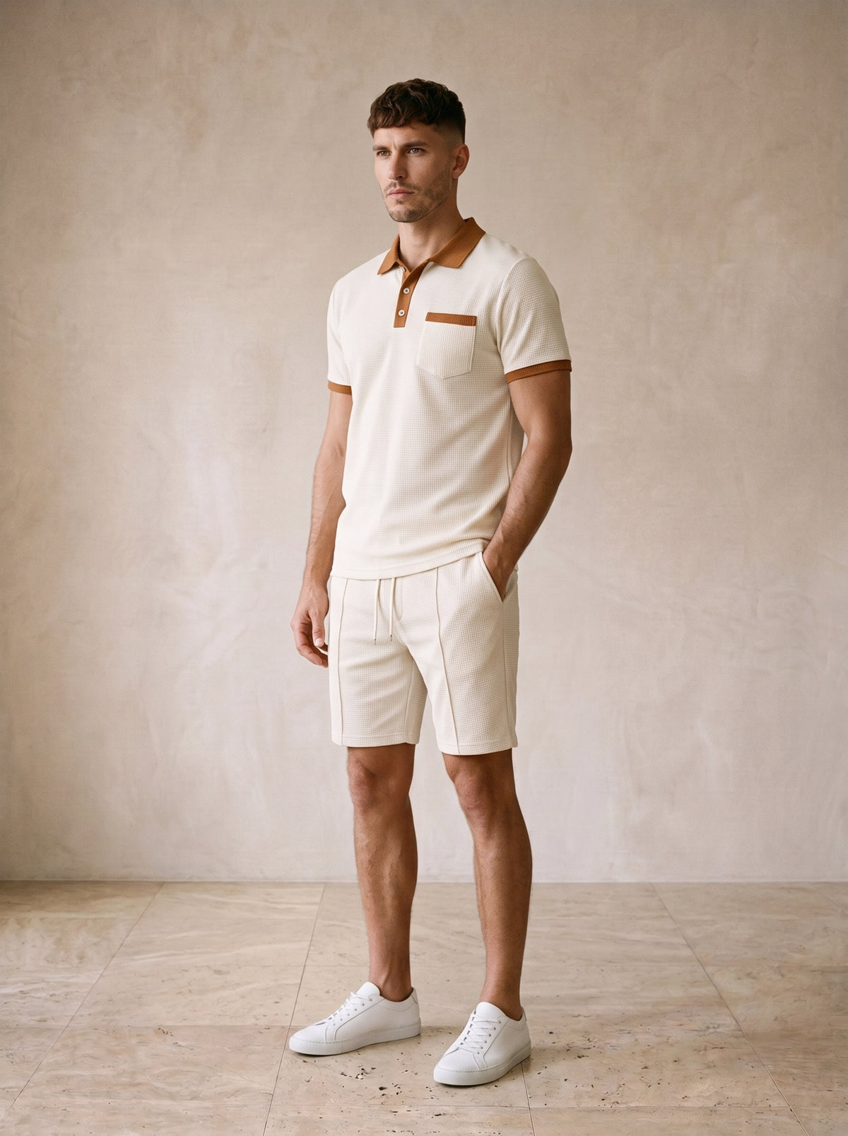 Creme | Conjunto polo com gola contrastante e short Cassis creme – vista três quartos