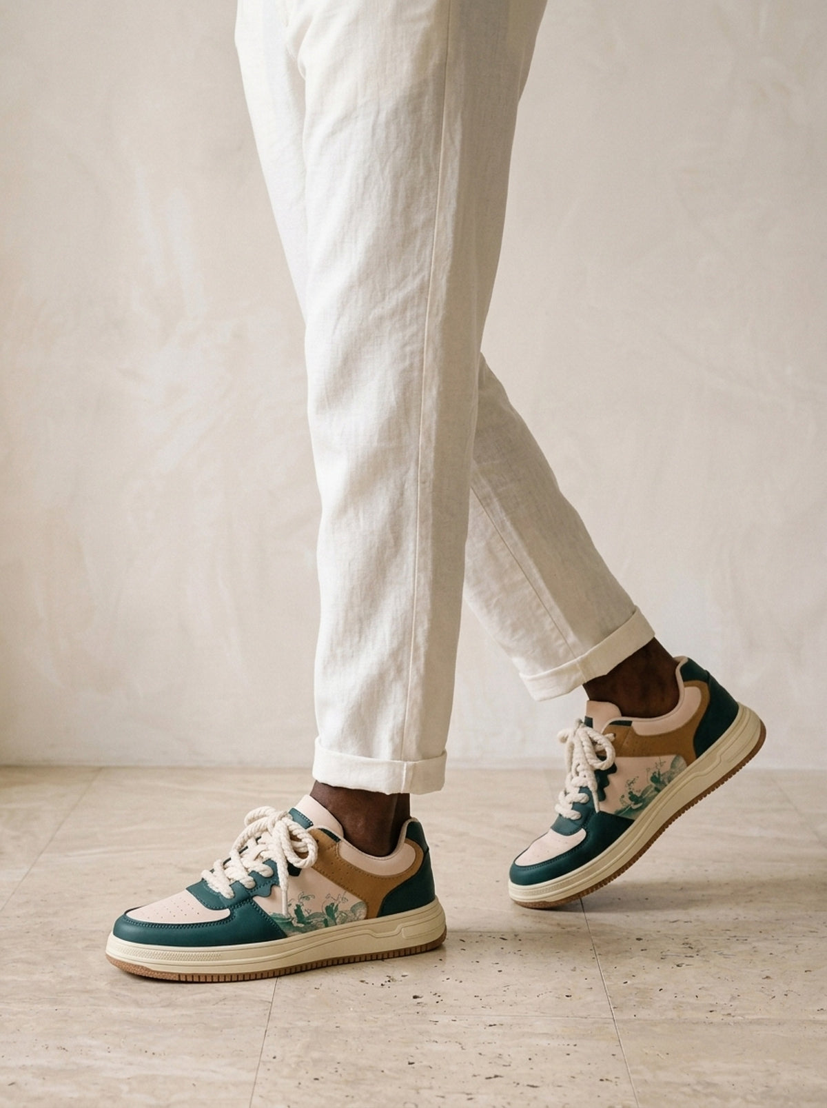Verde-escuro | Tênis casual Castelmola verde-escuro – nos pés, caminhando