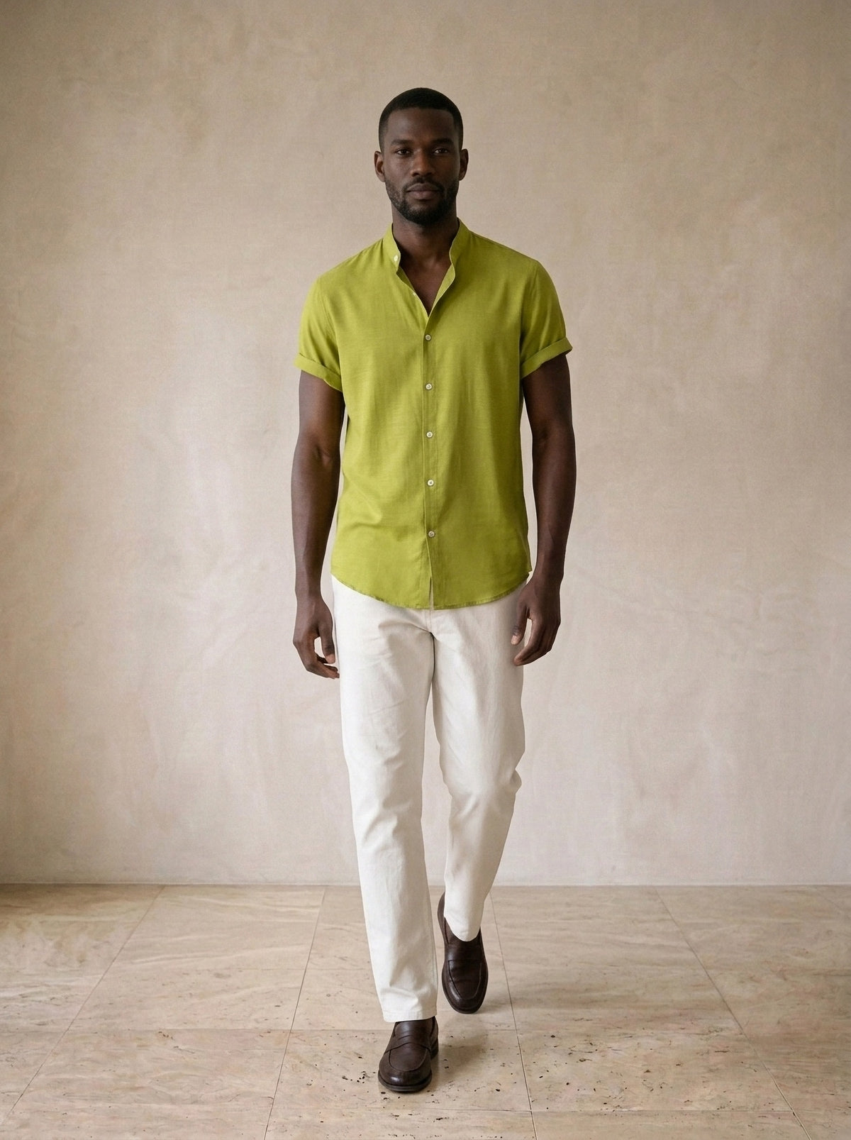 Verde-claro | Camisa de algodão Catania verde-claro – corpo inteiro, modelo caminhando
