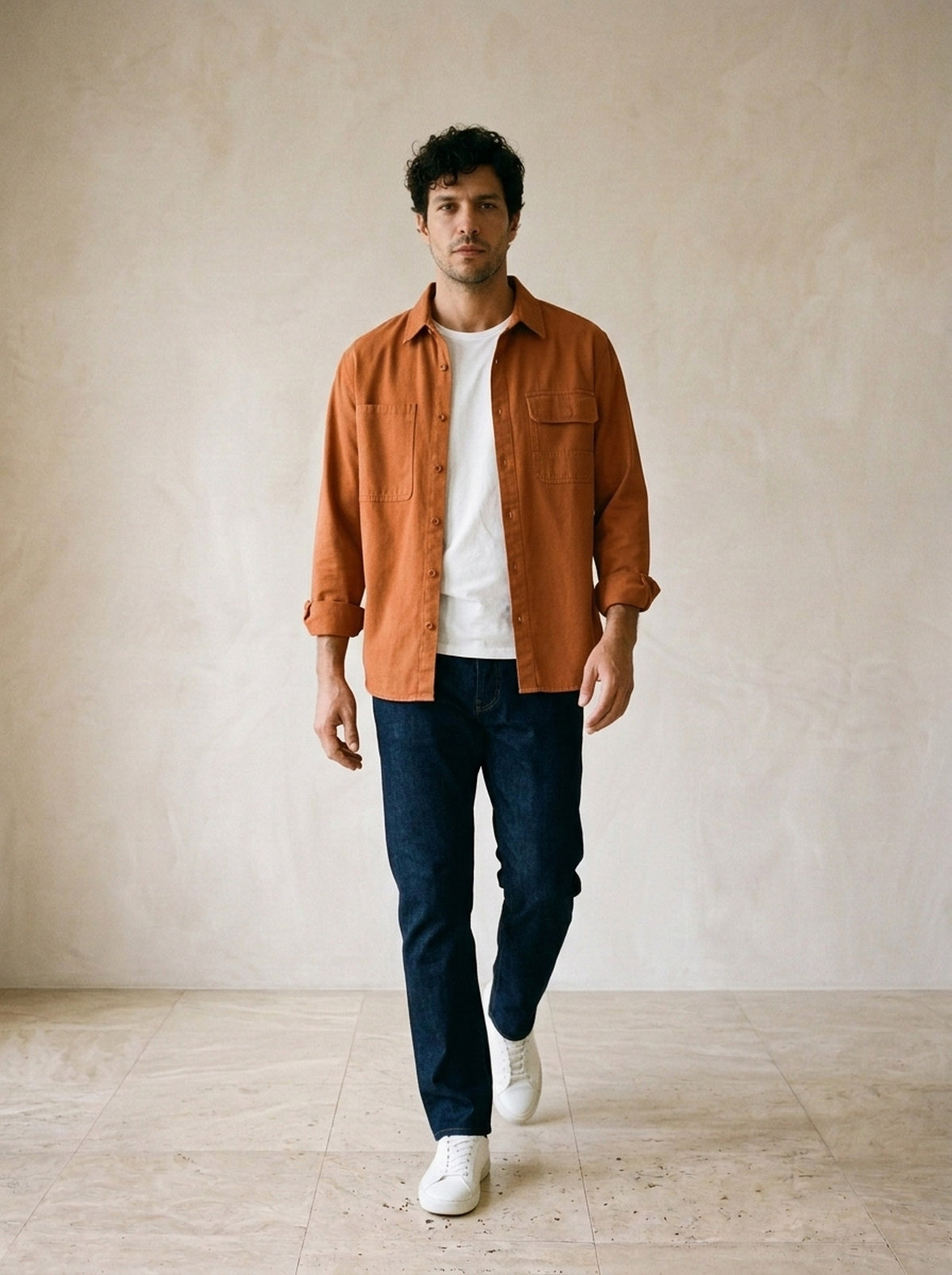 Laranja | Camisa de sarja escovada Cazenac laranja – corpo inteiro, modelo caminhando
