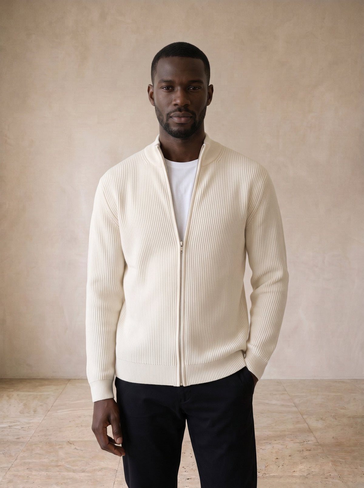 Off-white | Cardigan de tricô com zíper Cefalù off-white – vista de frente, recorte próximo