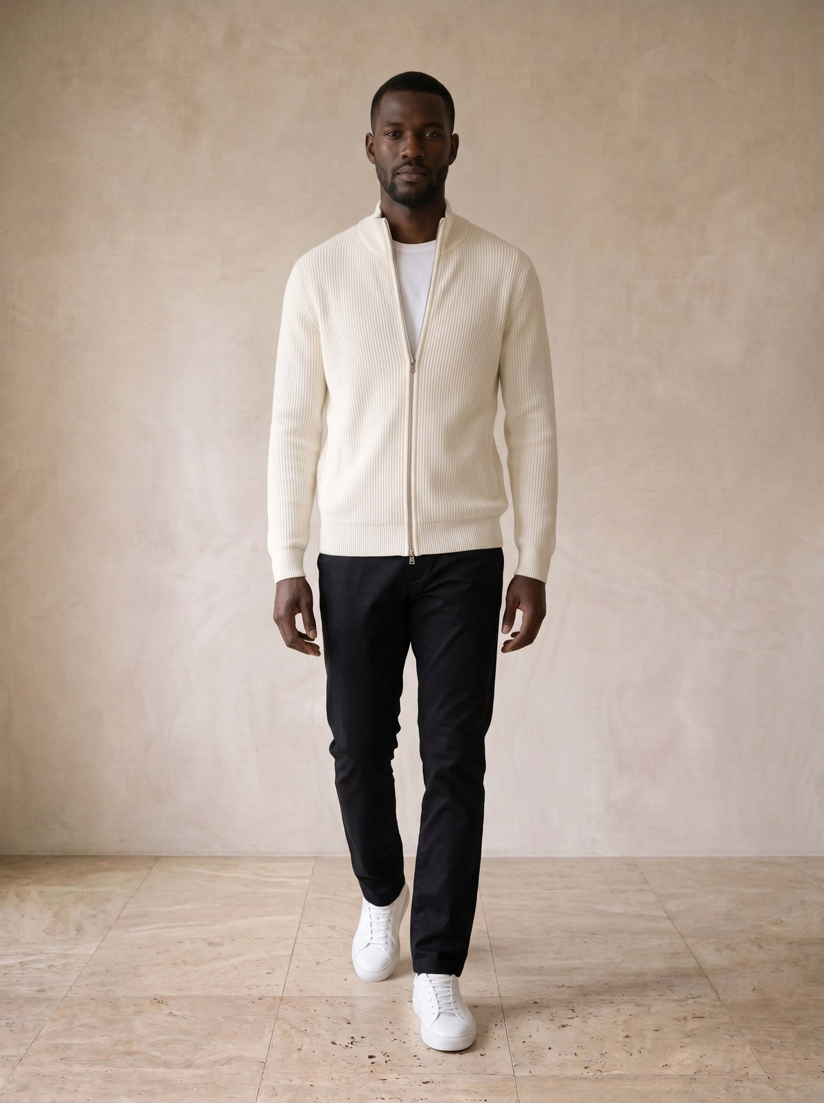 Off-white | Cardigan de tricô com zíper Cefalù off-white – corpo inteiro, modelo caminhando