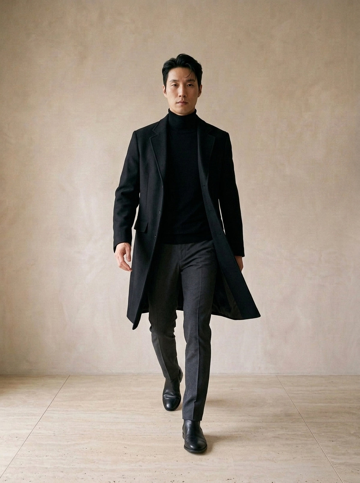 Preto | Sobretudo Celje preto – corpo inteiro, modelo caminhando