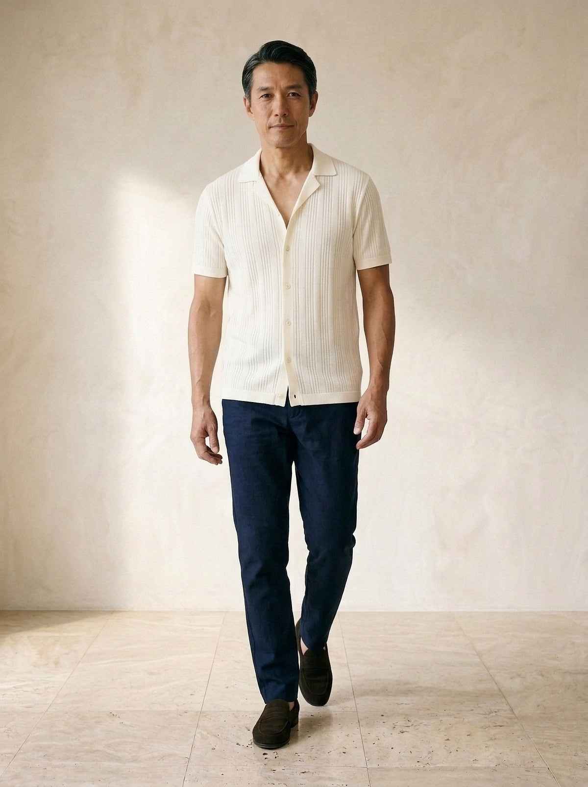 Branco | Camisa de tricot Cervo branco – corpo inteiro, modelo caminhando