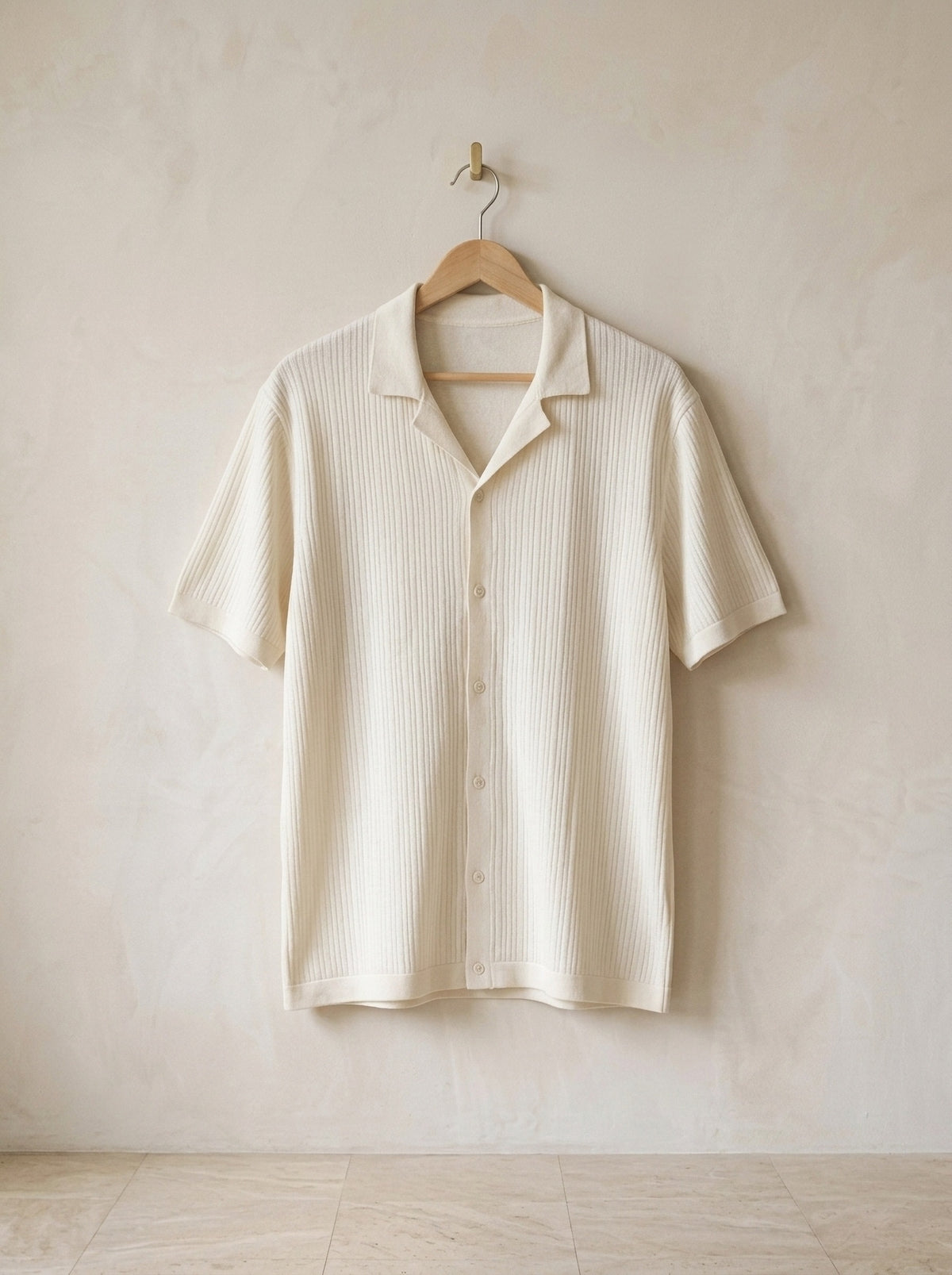 Branco | Camisa de tricot Cervo branco – peça sozinha, no cabide de madeira