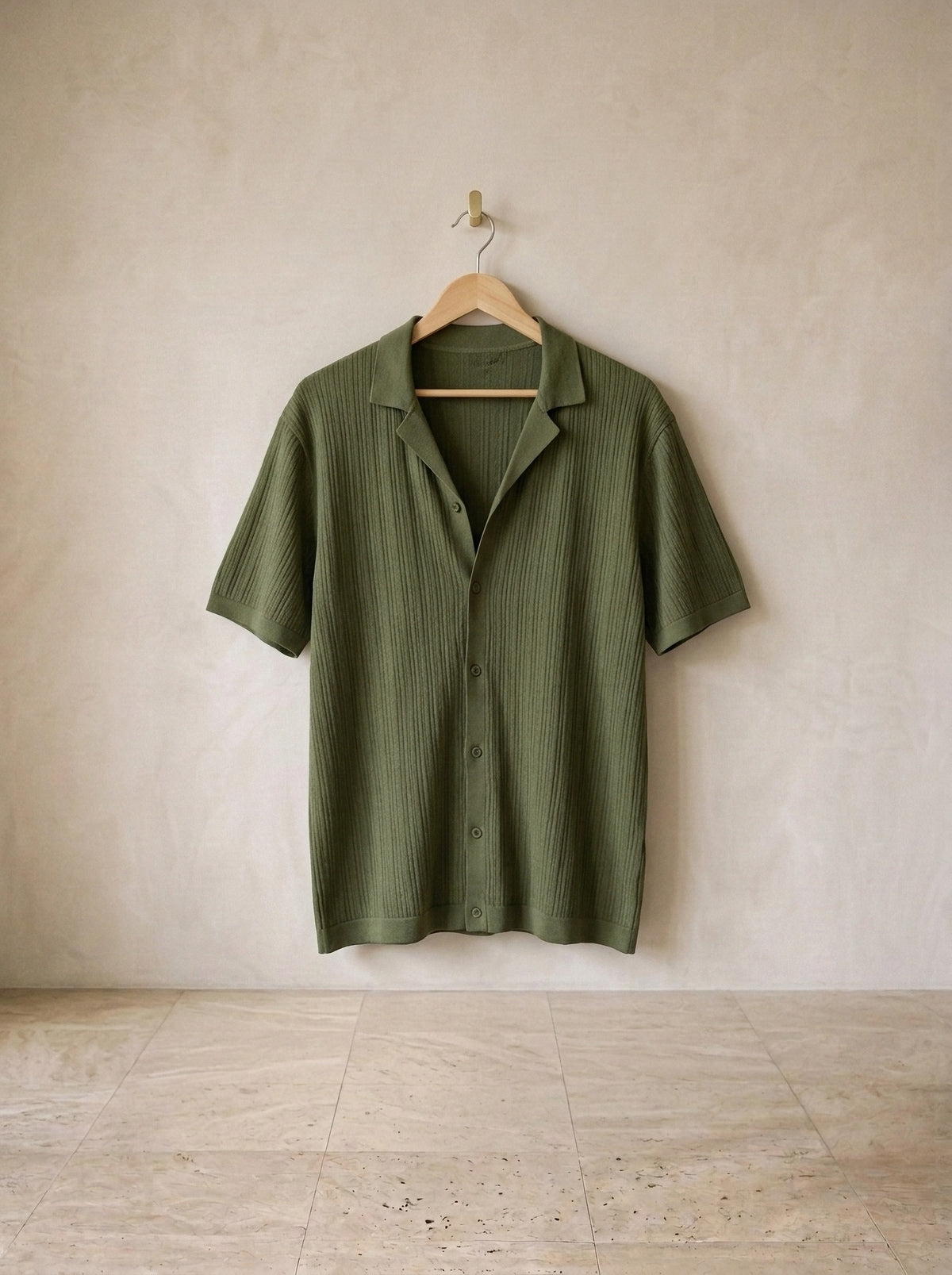 Verde | Camisa de tricot Cervo verde – peça sozinha, no cabide de madeira
