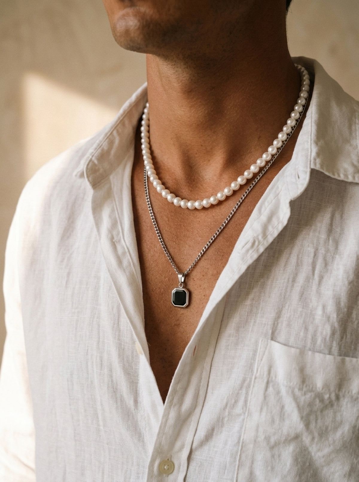 Prata | Conjunto de colares pérola e cubano Cetara – no pescoço em camadas, com camisa de linho branca