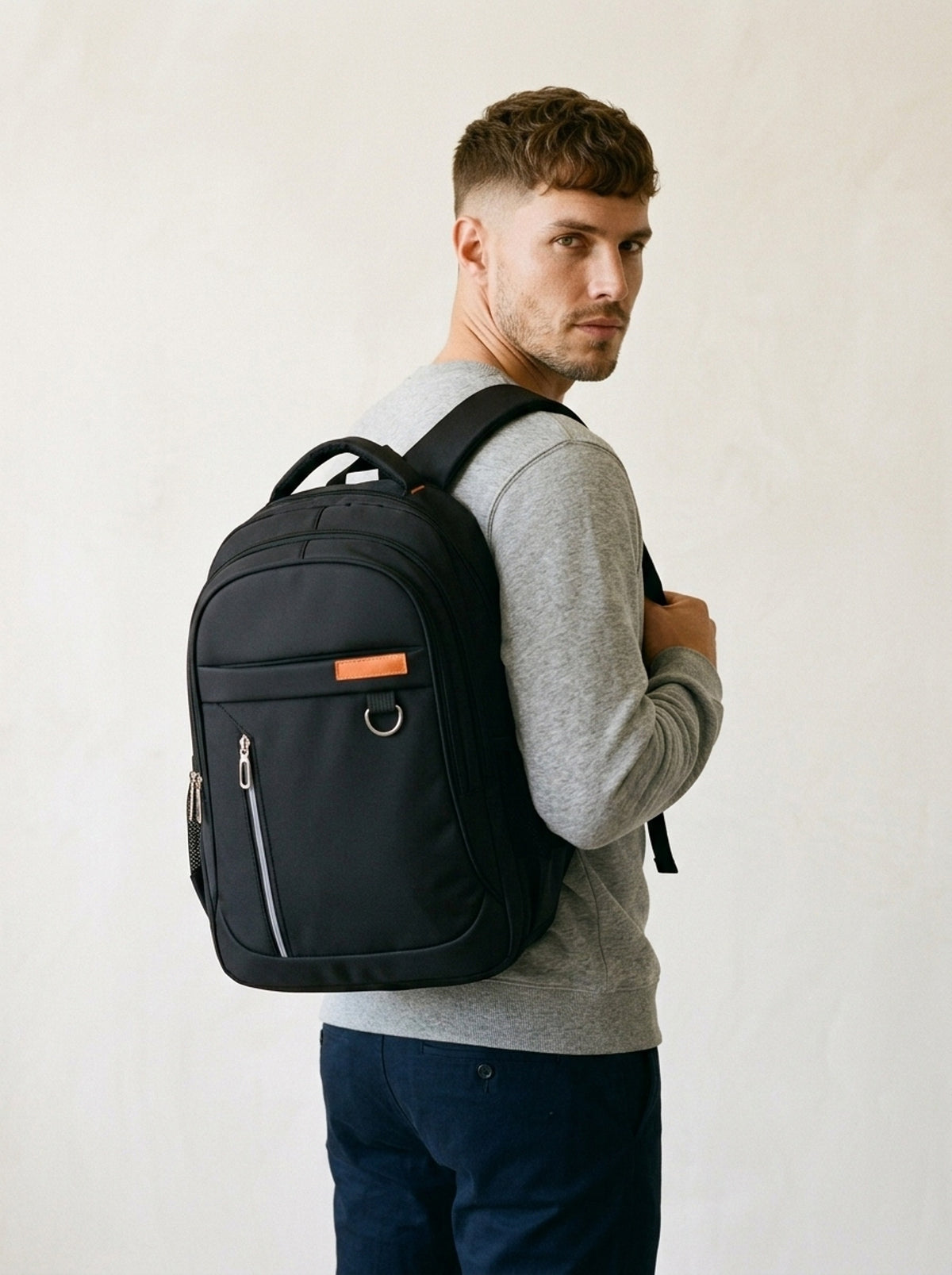 Preto com laranja | Mochila de nylon Cetinje preto com laranja – modelo com a mochila nas costas