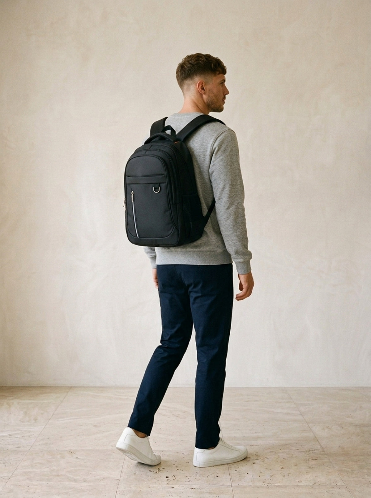 Preto com laranja | Mochila de nylon Cetinje preto com laranja – modelo caminhando com a mochila