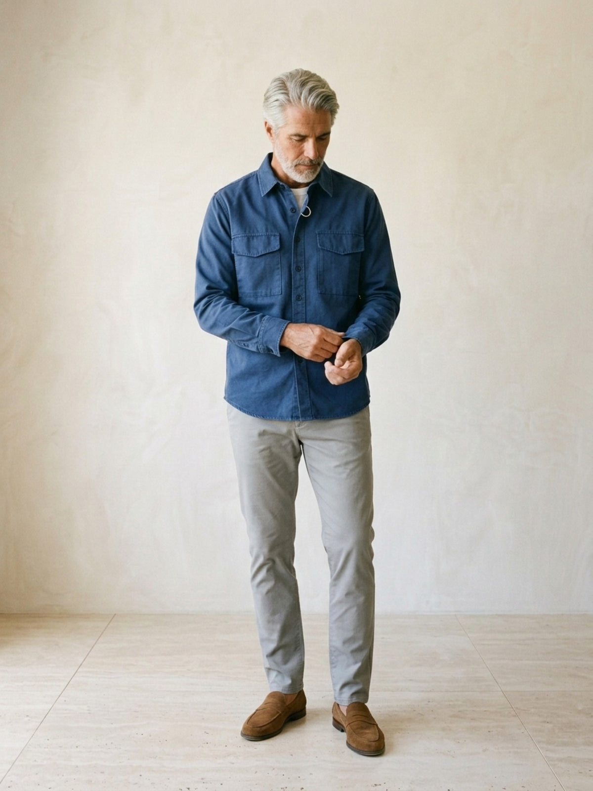 Azul-escuro | Camisa cargo slim Sartong Chambéry azul-escuro – modelo ajustando a manga