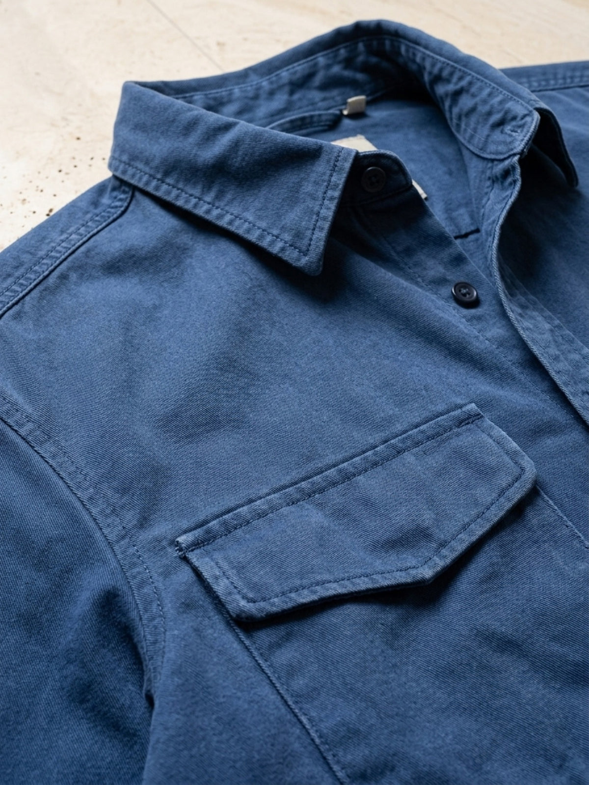 Azul-escuro | Camisa cargo slim Sartong Chambéry azul-escuro – detalhe do bolso com lapela e da gola