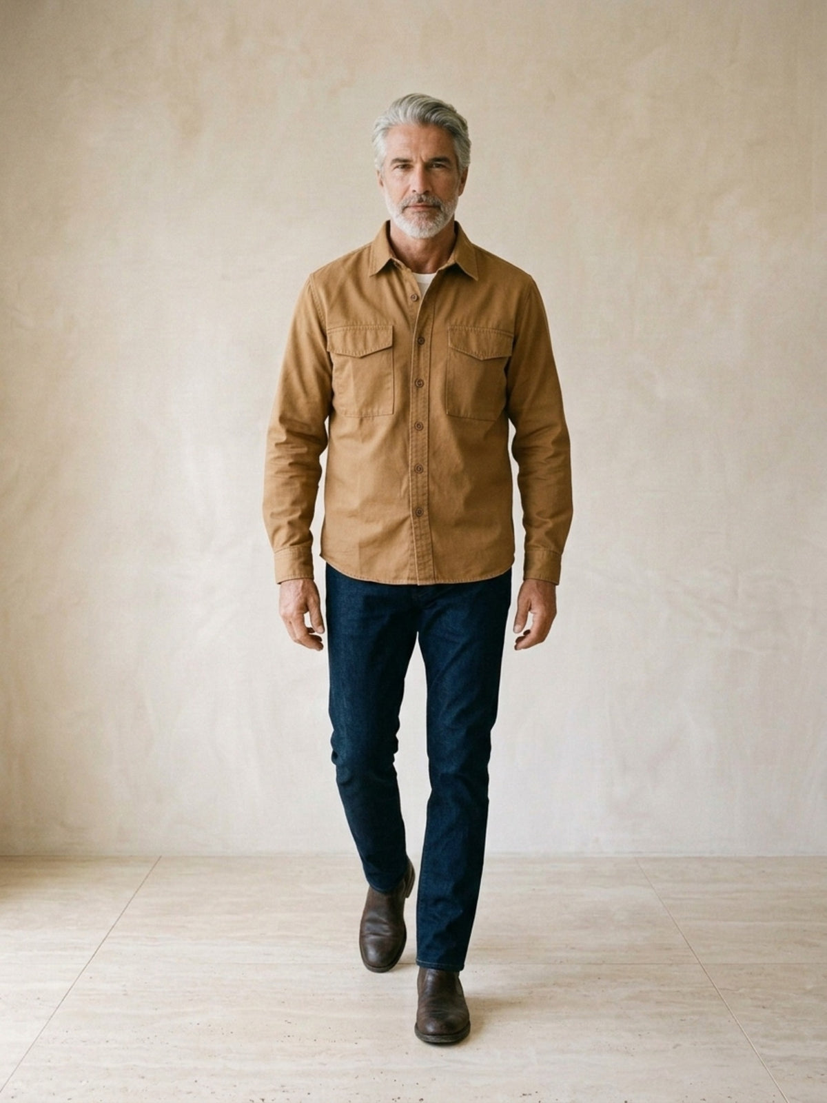 Caqui | Camisa cargo slim Sartong Chambéry caqui – corpo inteiro, modelo caminhando