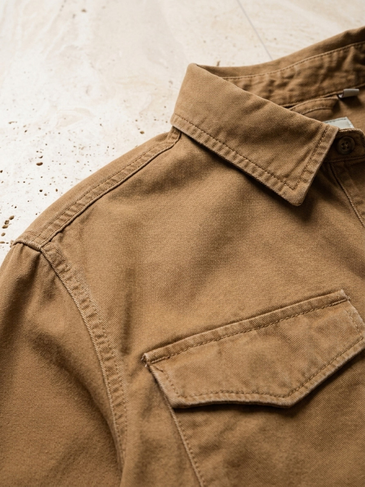 Caqui | Camisa cargo slim Sartong Chambéry caqui – detalhe do bolso com lapela e da gola