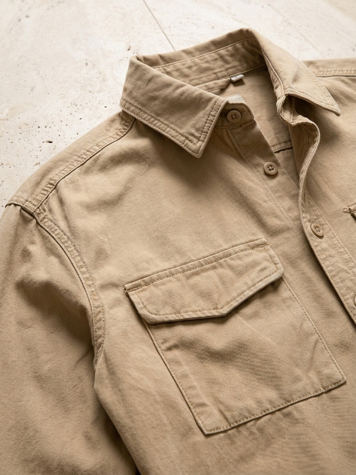Caqui-claro | Camisa cargo slim Sartong Chambéry caqui-claro – detalhe do bolso com lapela e da gola