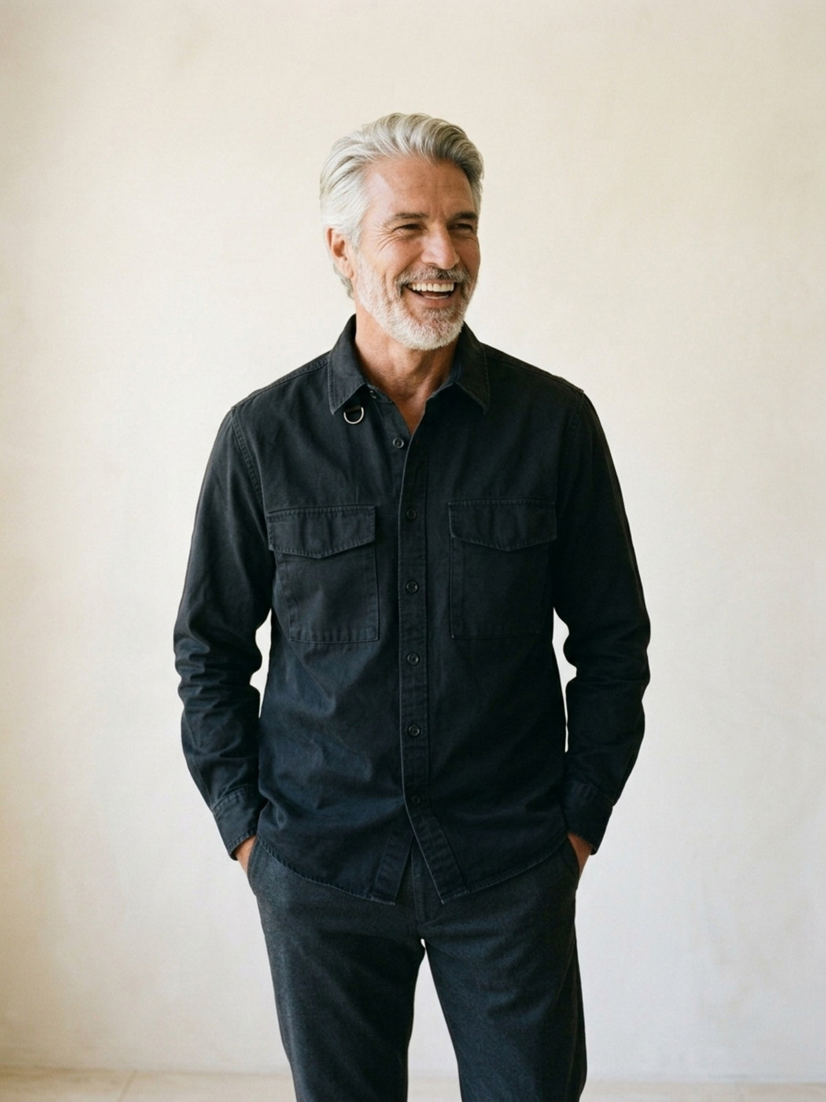 Preto | Camisa cargo slim Sartong Chambéry preto – modelo sorrindo, recorte médio