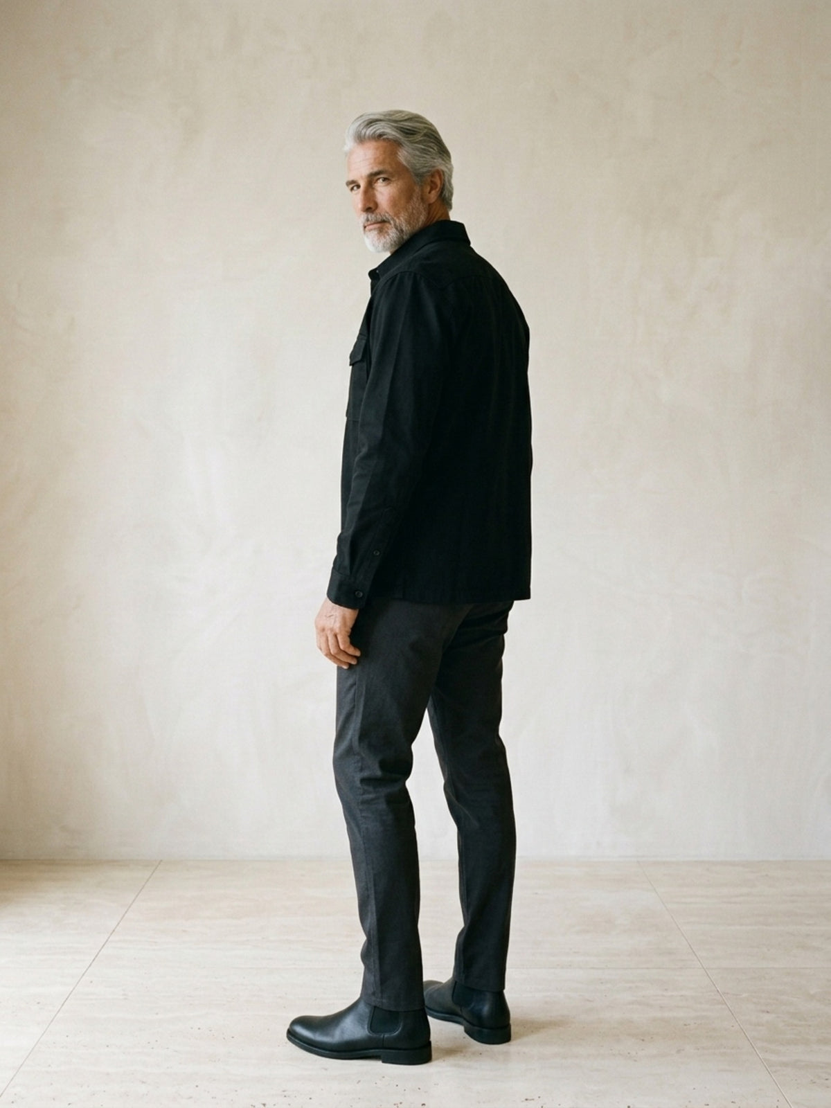 Preto | Camisa cargo slim Sartong Chambéry preto – costas, olhando por cima do ombro