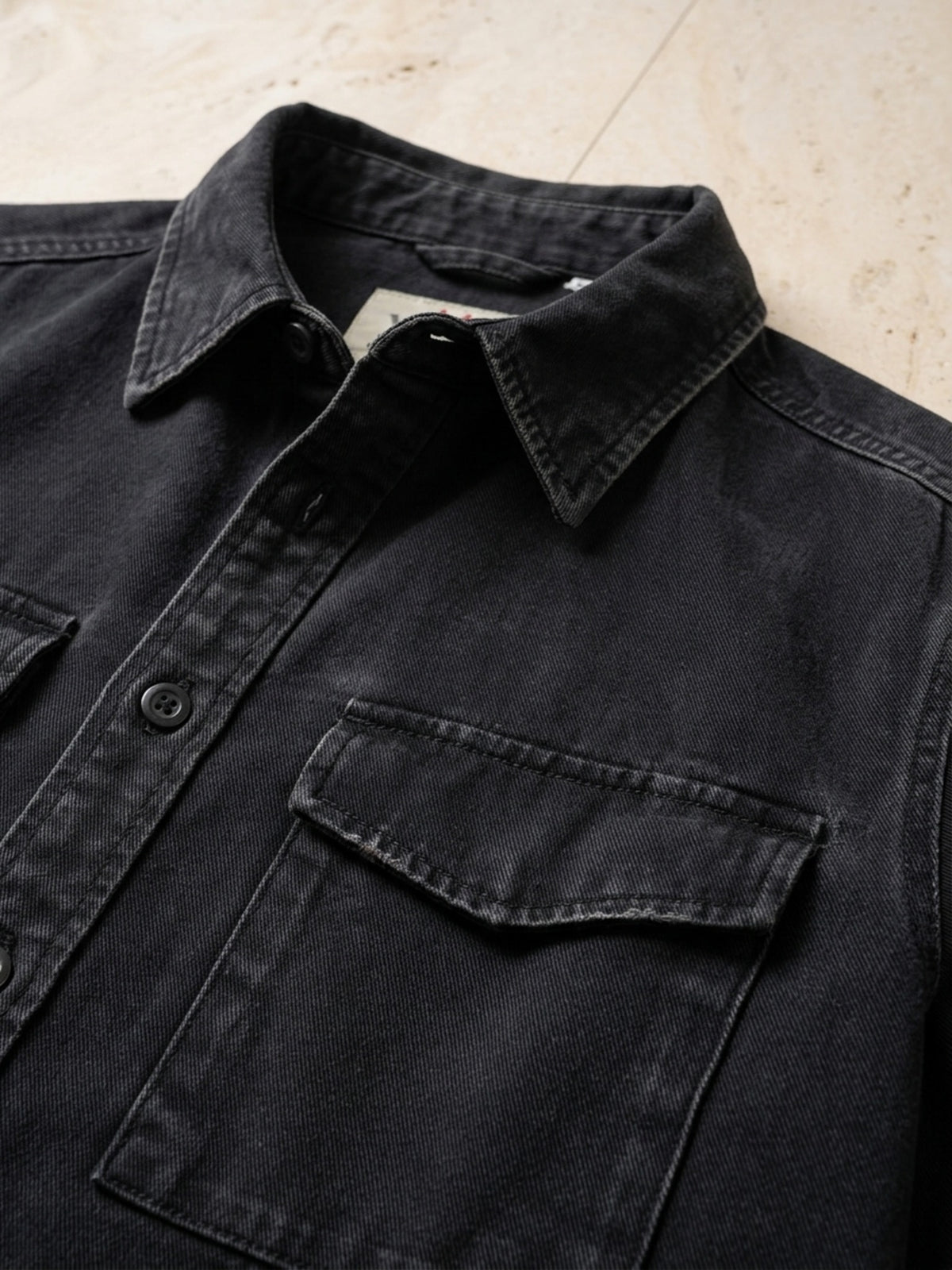 Preto | Camisa cargo slim Sartong Chambéry preto – detalhe do bolso com lapela e da gola
