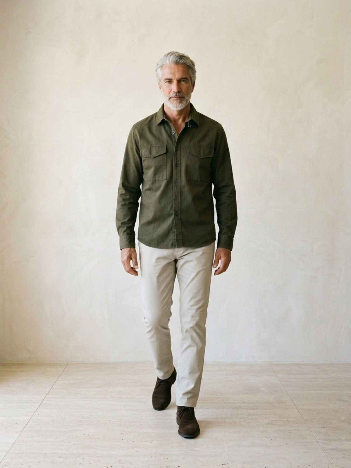 Verde-escuro | Camisa cargo slim Sartong Chambéry verde-escuro – corpo inteiro, modelo caminhando