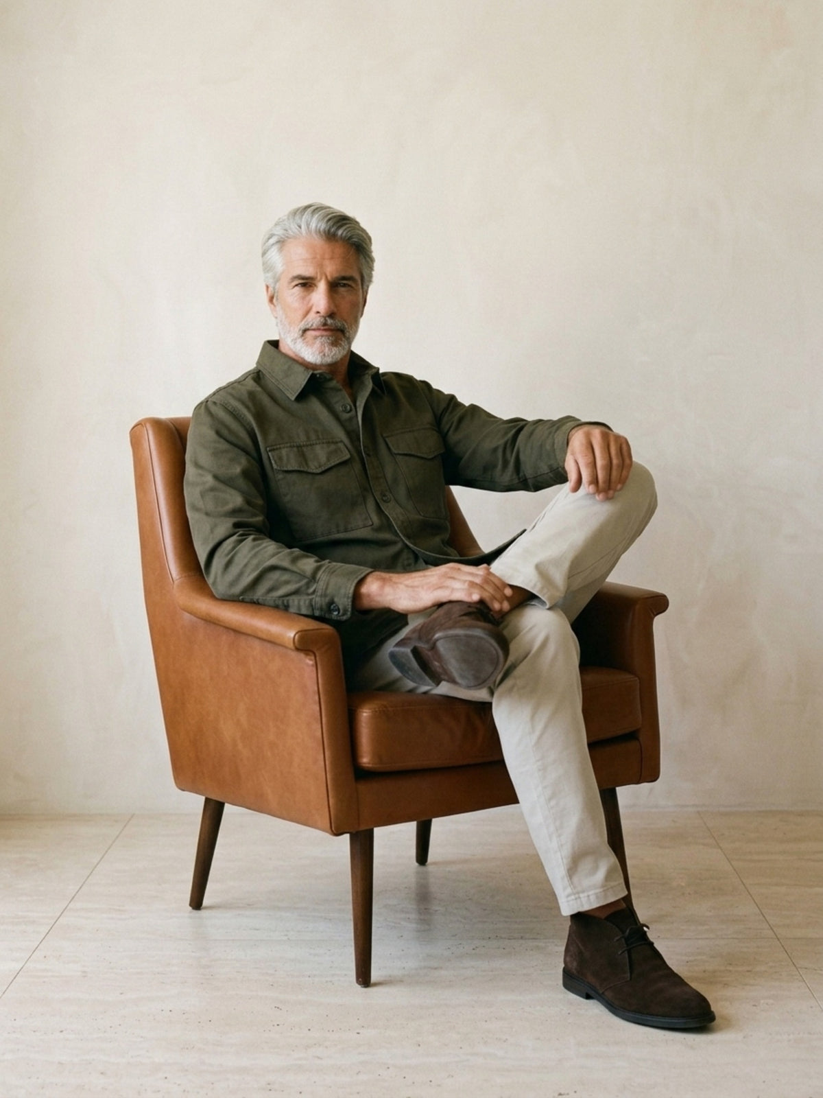 Verde-escuro | Camisa cargo slim Sartong Chambéry verde-escuro – look com o modelo sentado