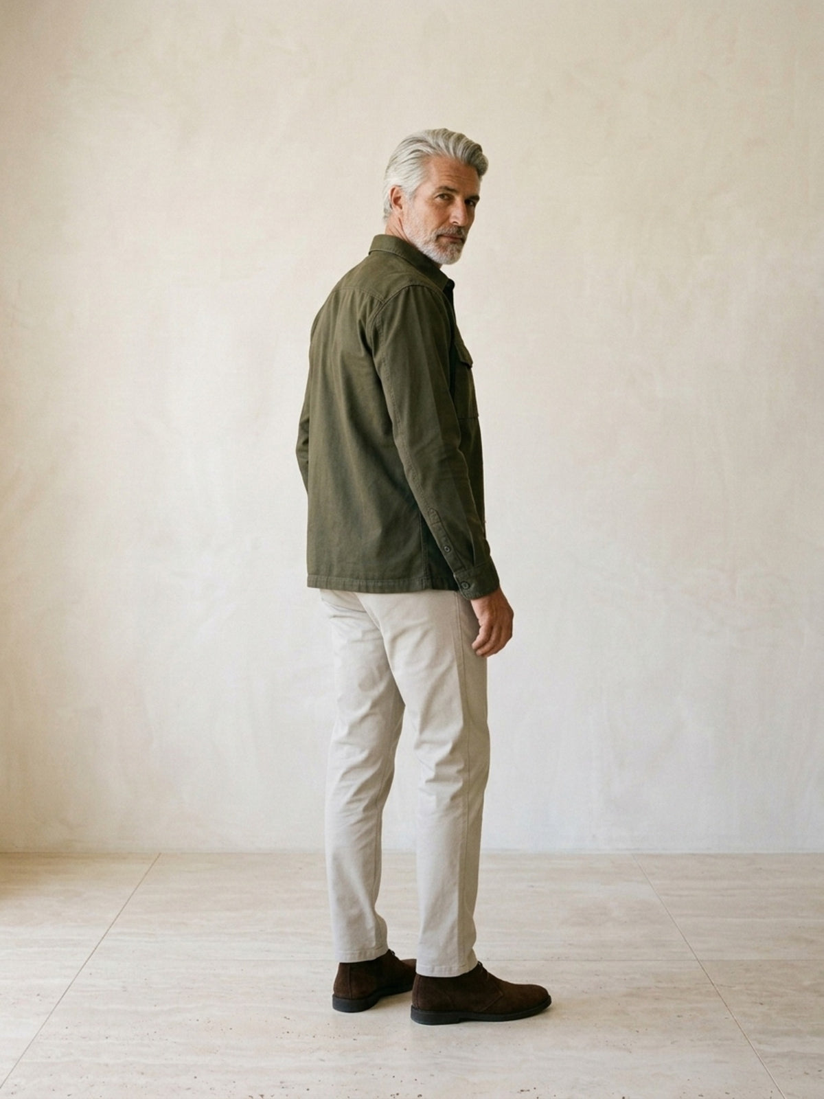 Verde-escuro | Camisa cargo slim Sartong Chambéry verde-escuro – costas, olhando por cima do ombro