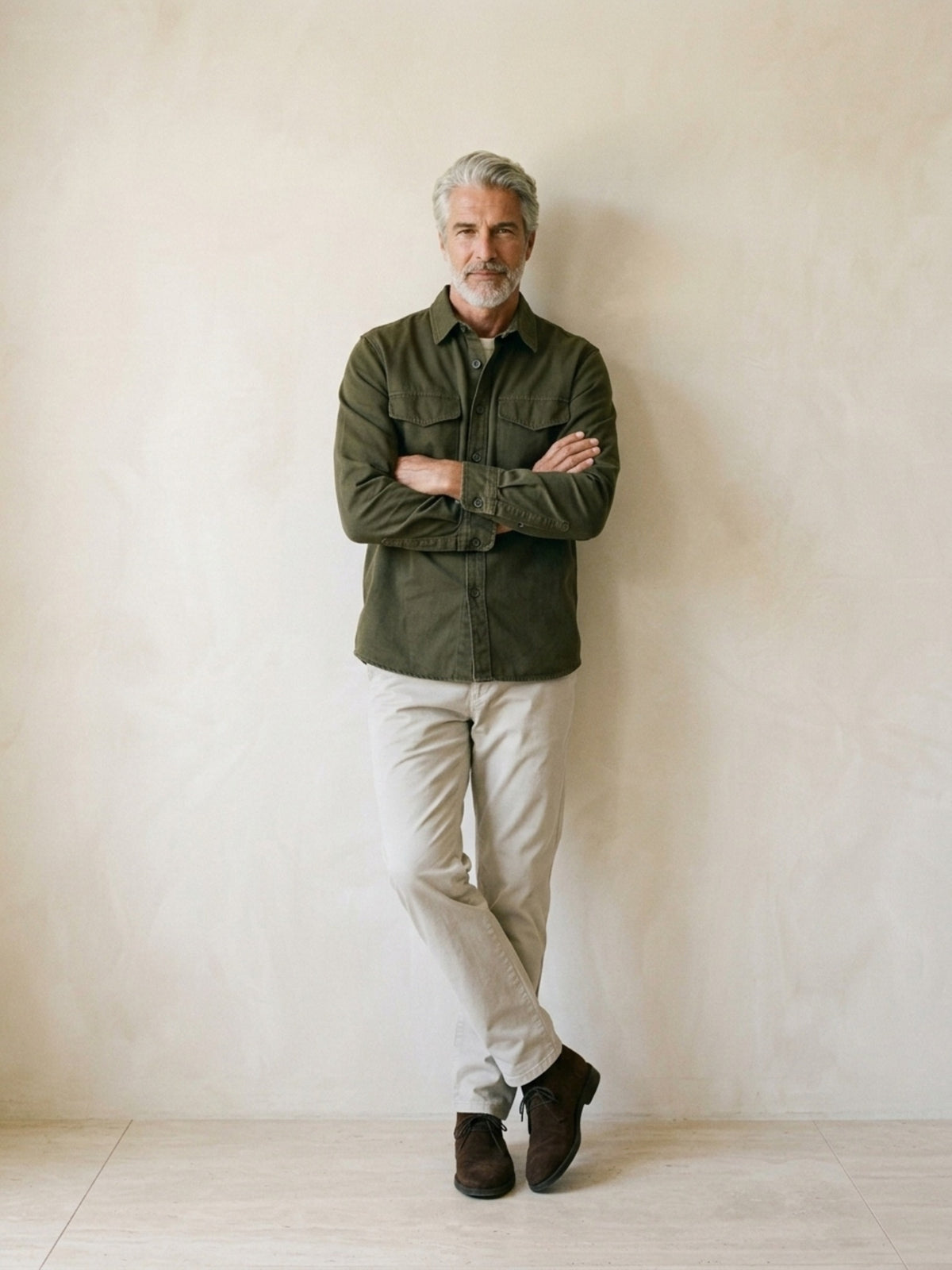 Verde-escuro | Camisa cargo slim Sartong Chambéry verde-escuro – modelo encostado na parede