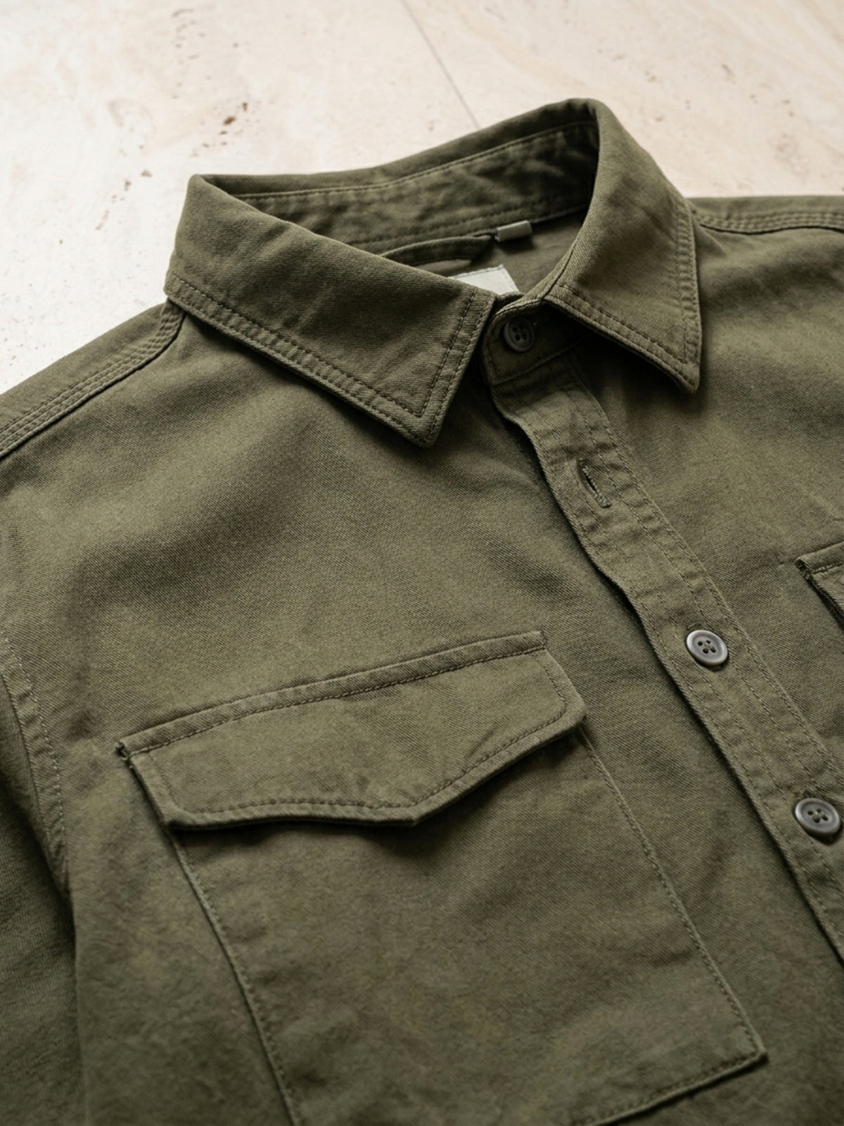 Verde-escuro | Camisa cargo slim Sartong Chambéry verde-escuro – detalhe do bolso com lapela e da gola