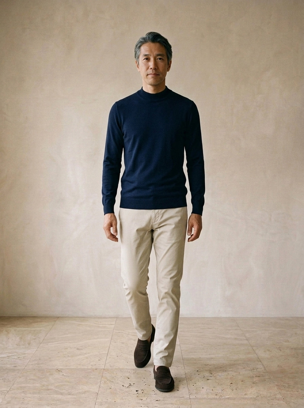 Azul-marinho | Suéter meia gola de viscose Châtel azul-marinho – corpo inteiro, modelo caminhando