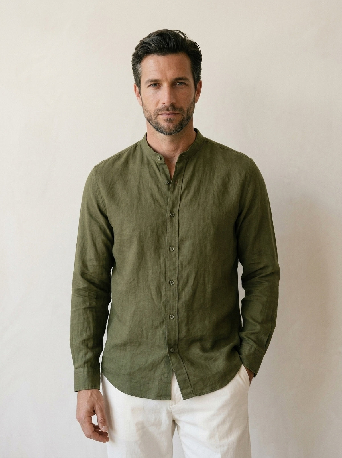 Verde | Camisa de linho gola padre Chinon verde – vista de frente, recorte próximo