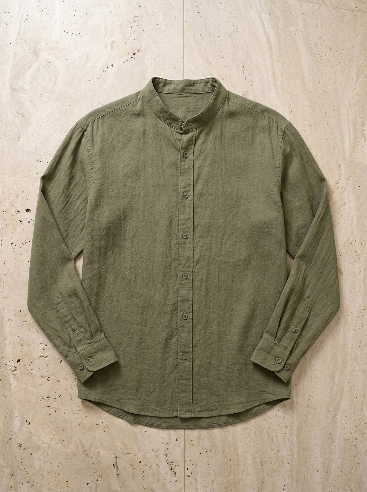 Verde | Camisa de linho gola padre Chinon verde – peça sozinha vista de cima
