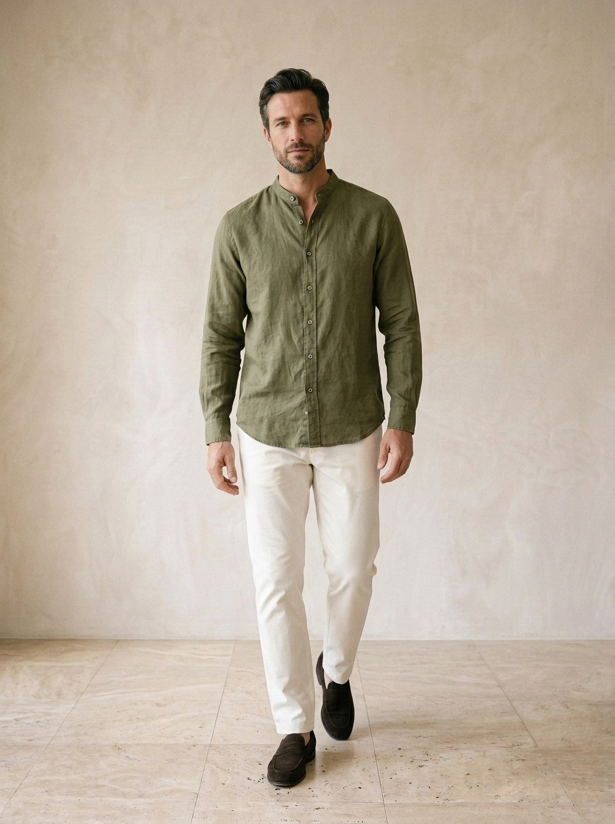Verde | Camisa de linho gola padre Chinon verde – corpo inteiro, modelo caminhando