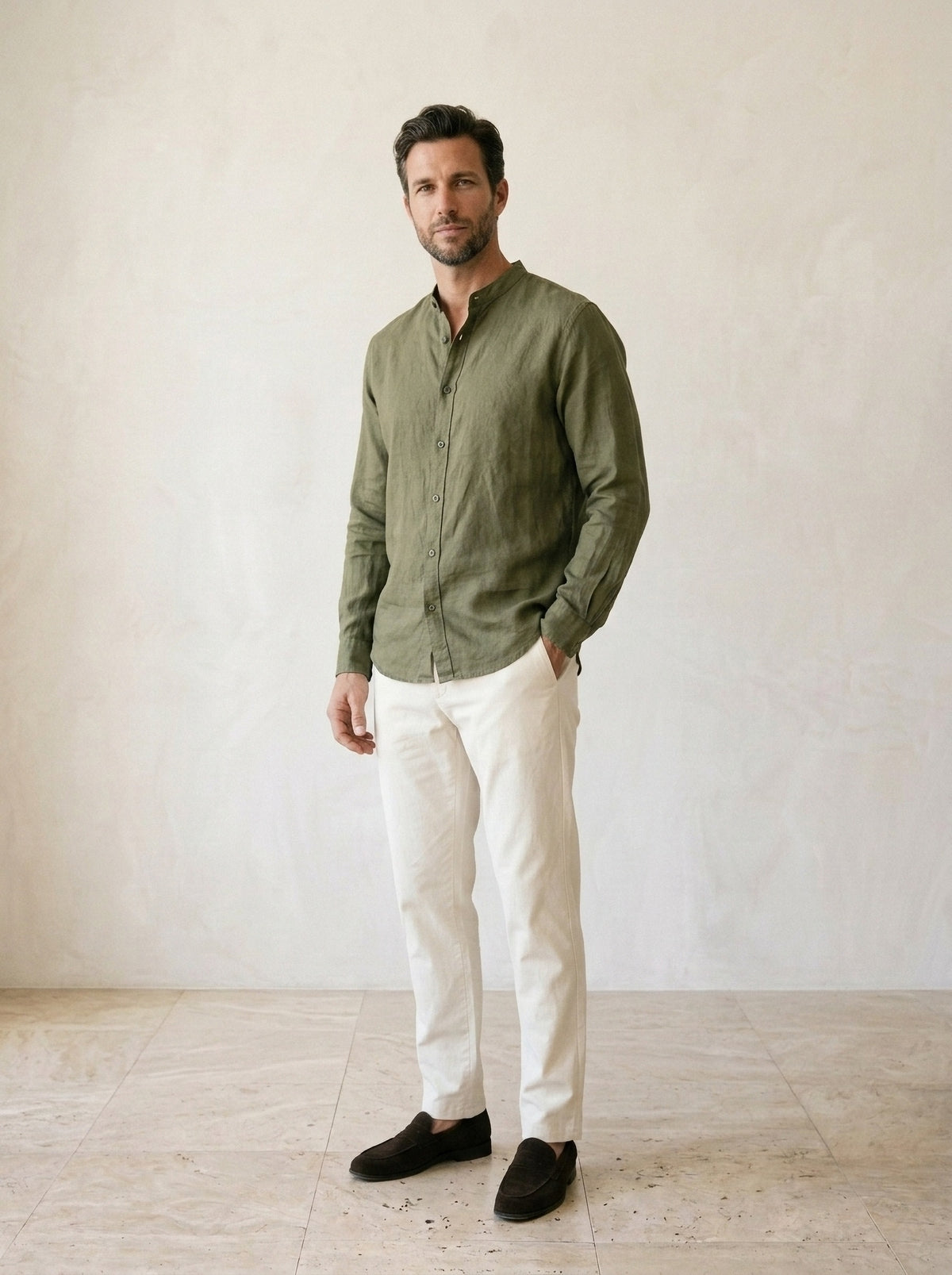 Verde | Camisa de linho gola padre Chinon verde – vista três quartos
