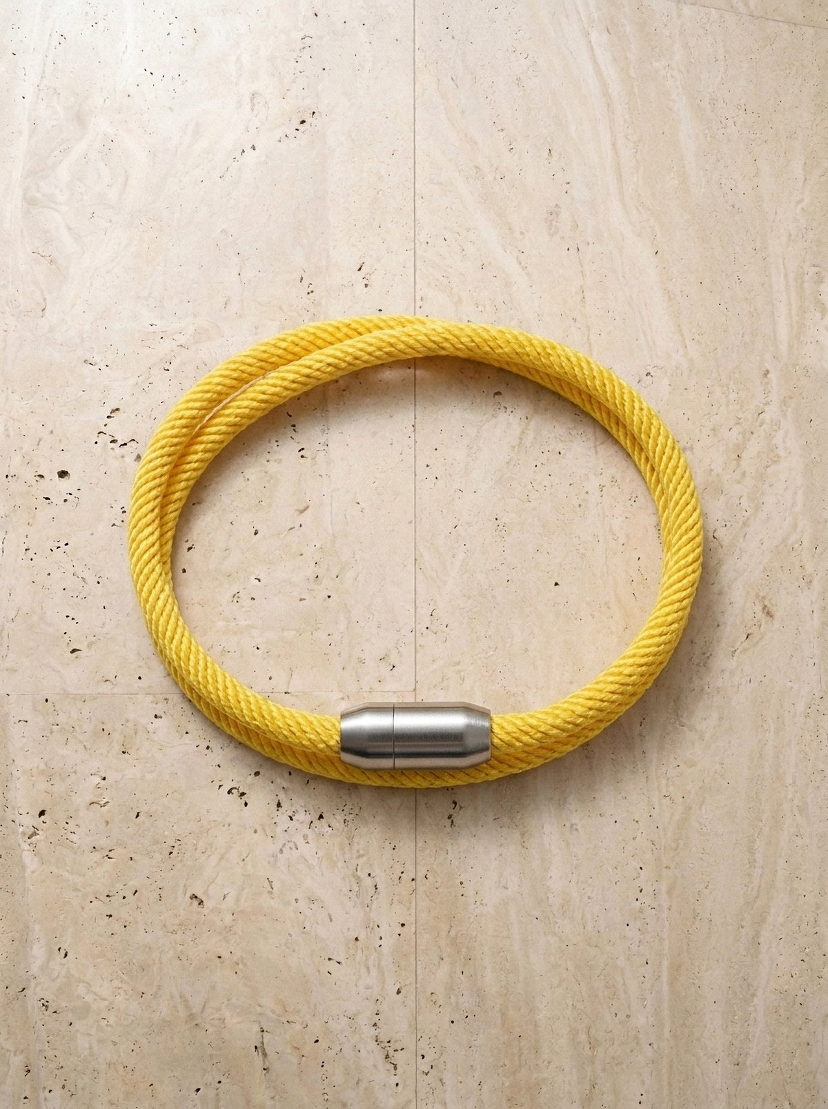 Amarelo | Pulseira de cordão Chioggia amarelo – peça sozinha vista de cima