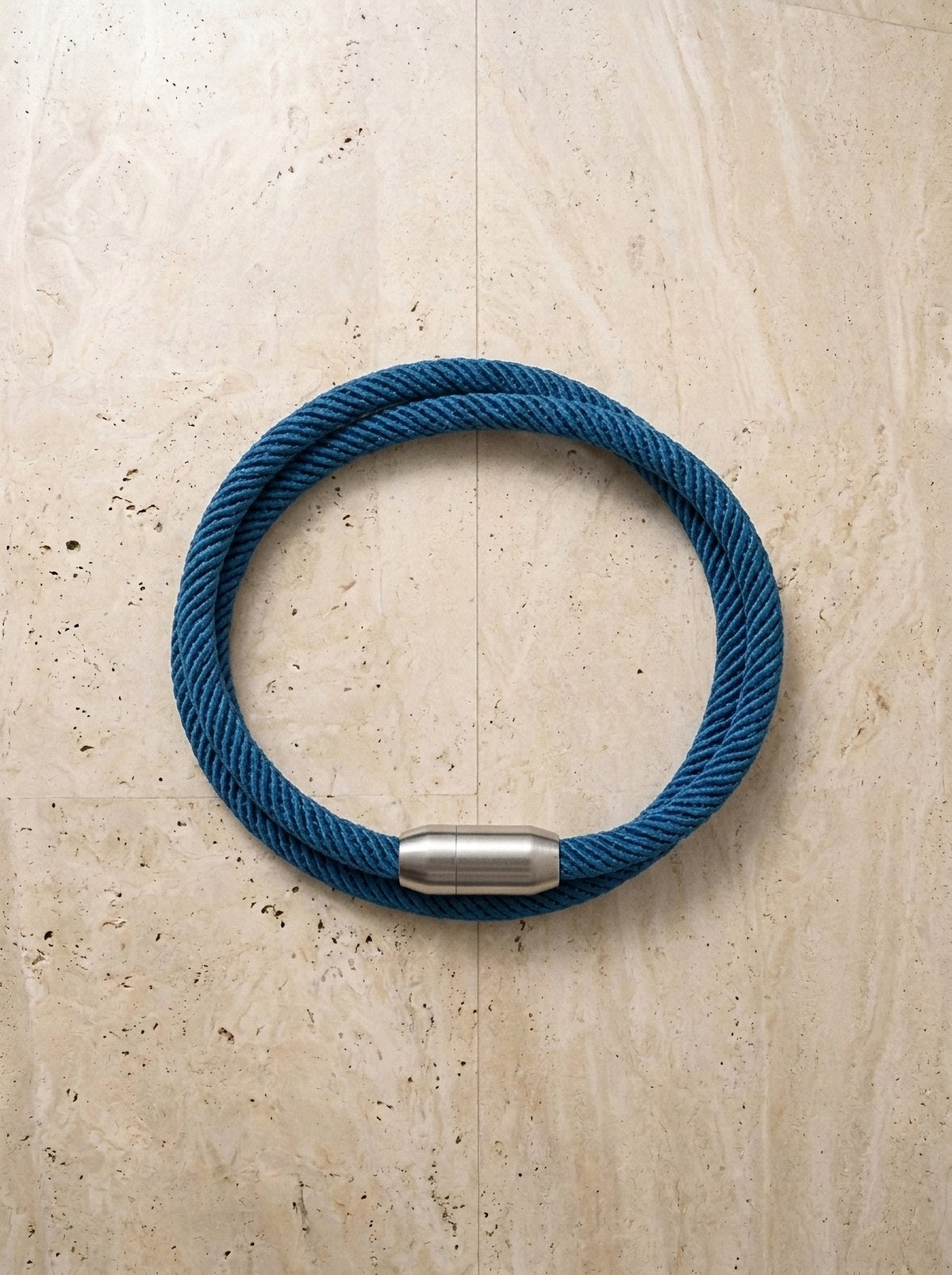 Azul | Pulseira de cordão Chioggia azul – peça sozinha vista de cima