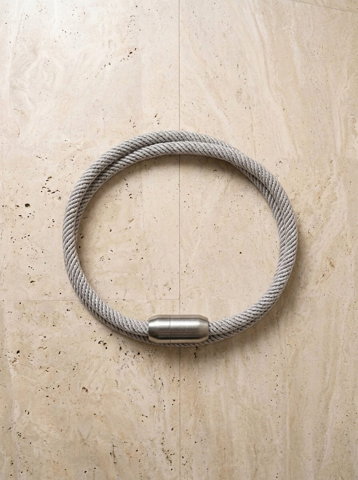 Cinza | Pulseira de cordão Chioggia cinza – peça sozinha vista de cima