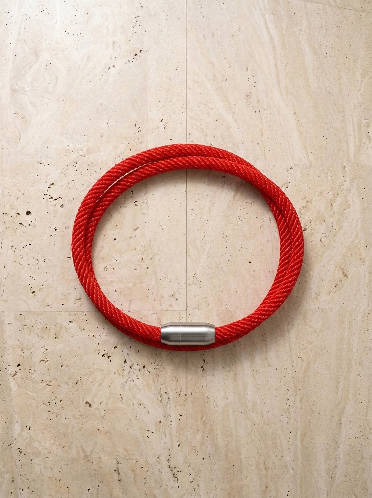 Vermelho | Pulseira de cordão Chioggia vermelho – peça sozinha vista de cima