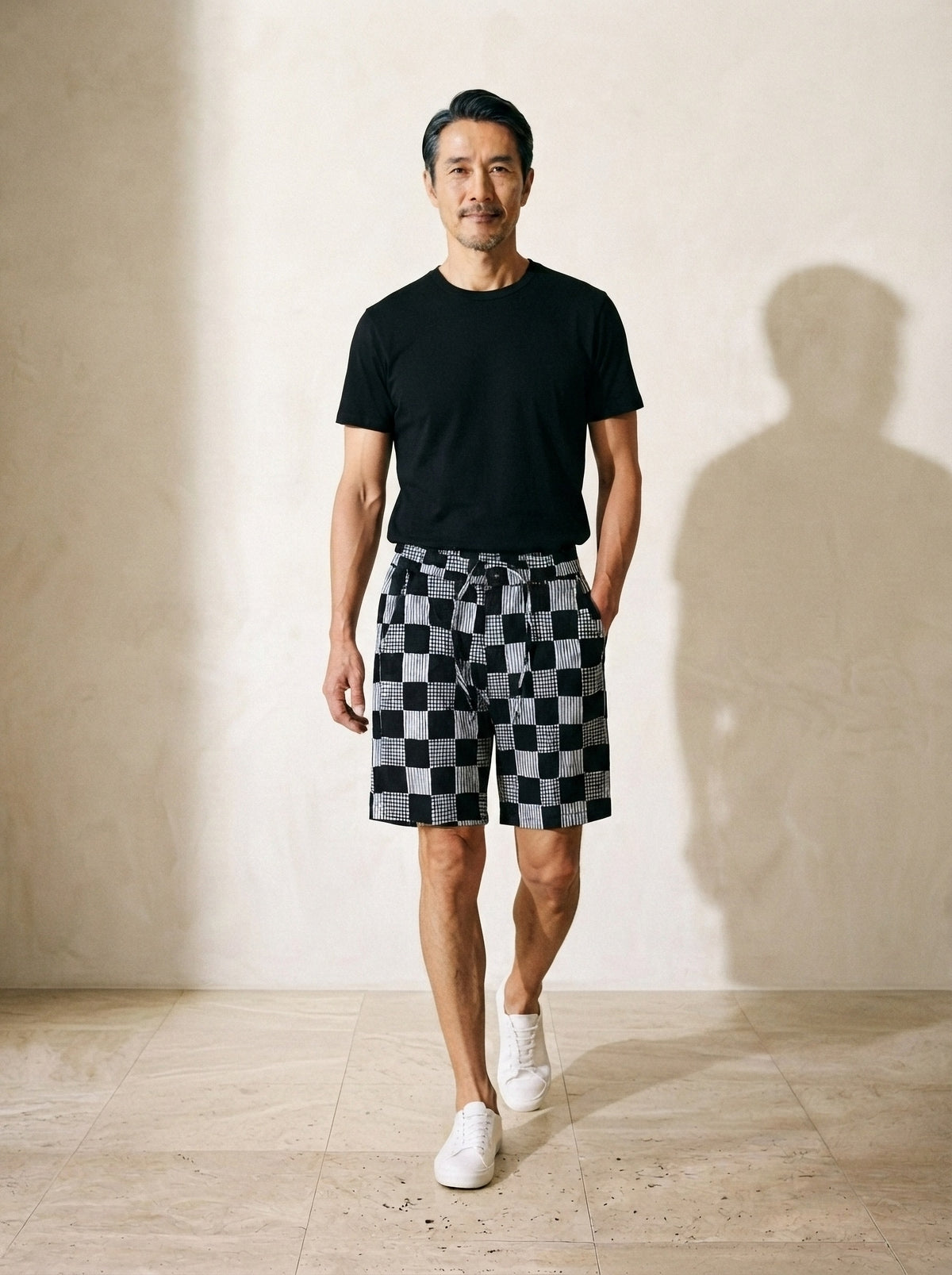 Bermuda de linho Coimbra xadrez – corpo inteiro, modelo caminhando