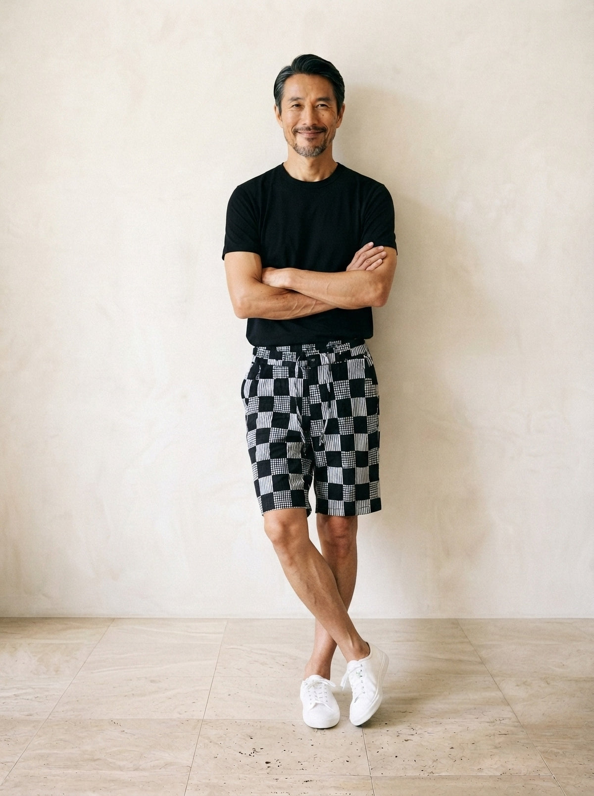 Bermuda de linho Coimbra xadrez – modelo encostado na parede