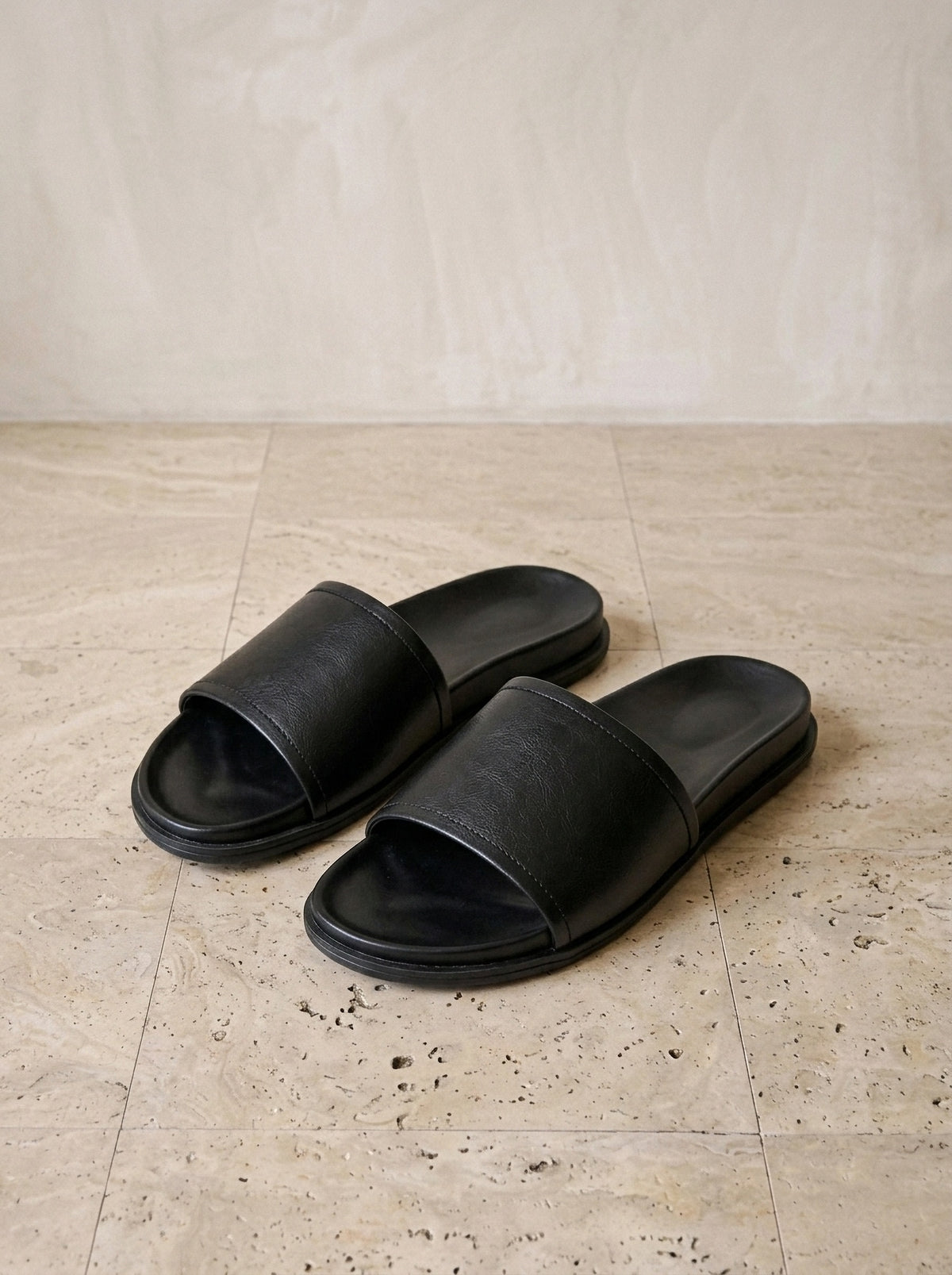 Preto | Slide de couro Comacchio preto – vista três quartos