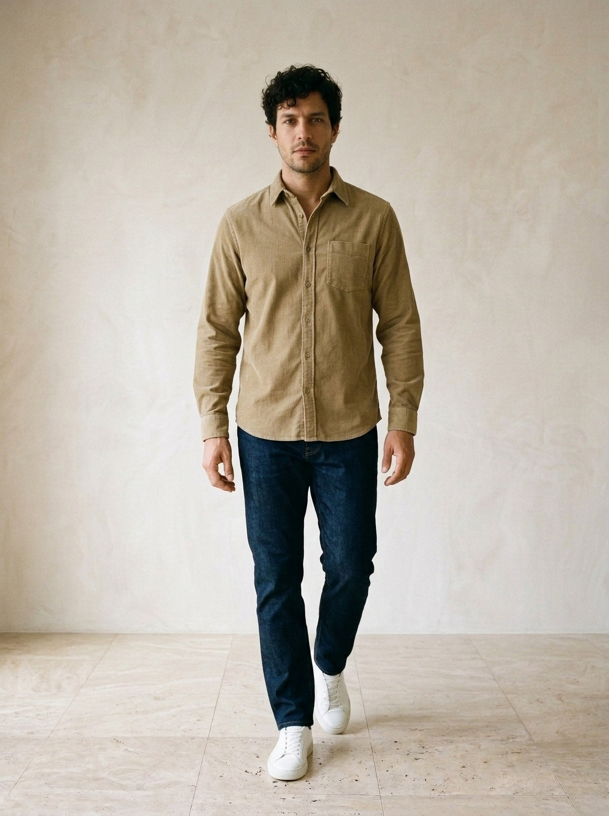 Caqui | Camisa de veludo Comillas caqui – corpo inteiro, modelo caminhando
