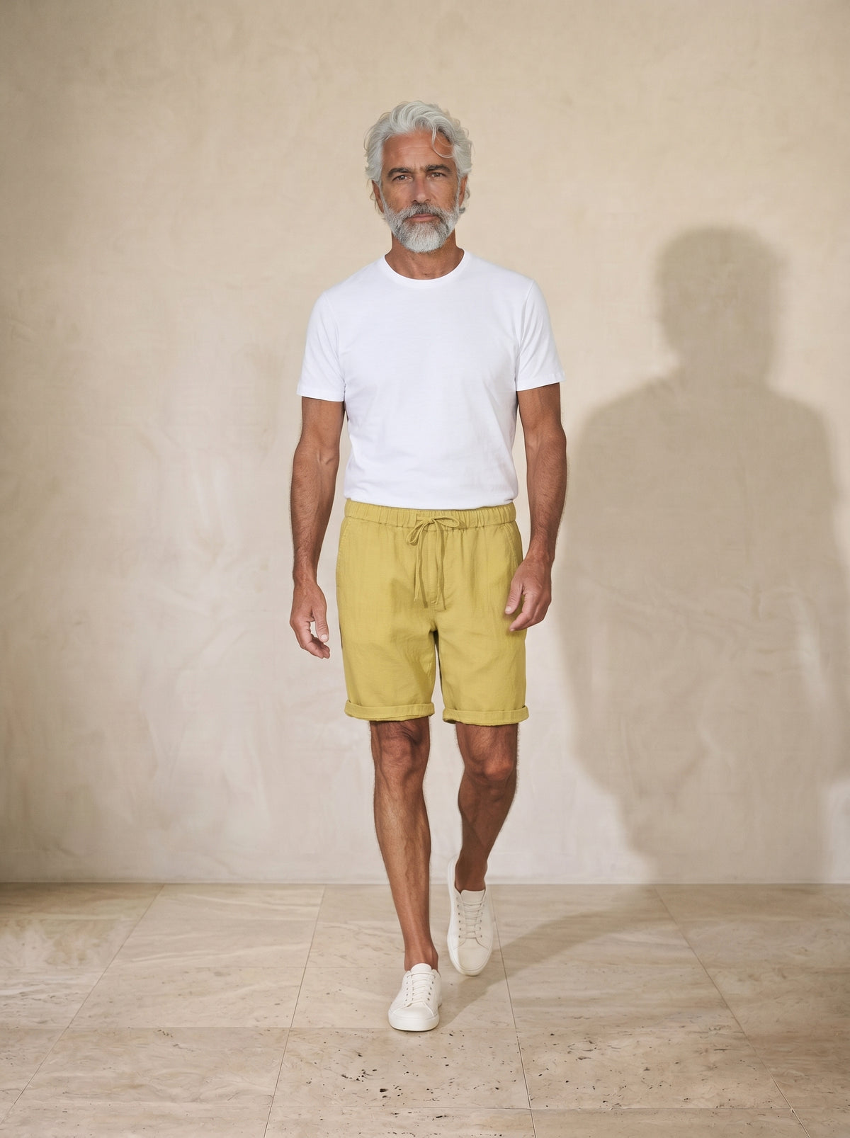 Amarelo | Bermuda de linho e algodão Comporta amarelo – corpo inteiro, modelo caminhando