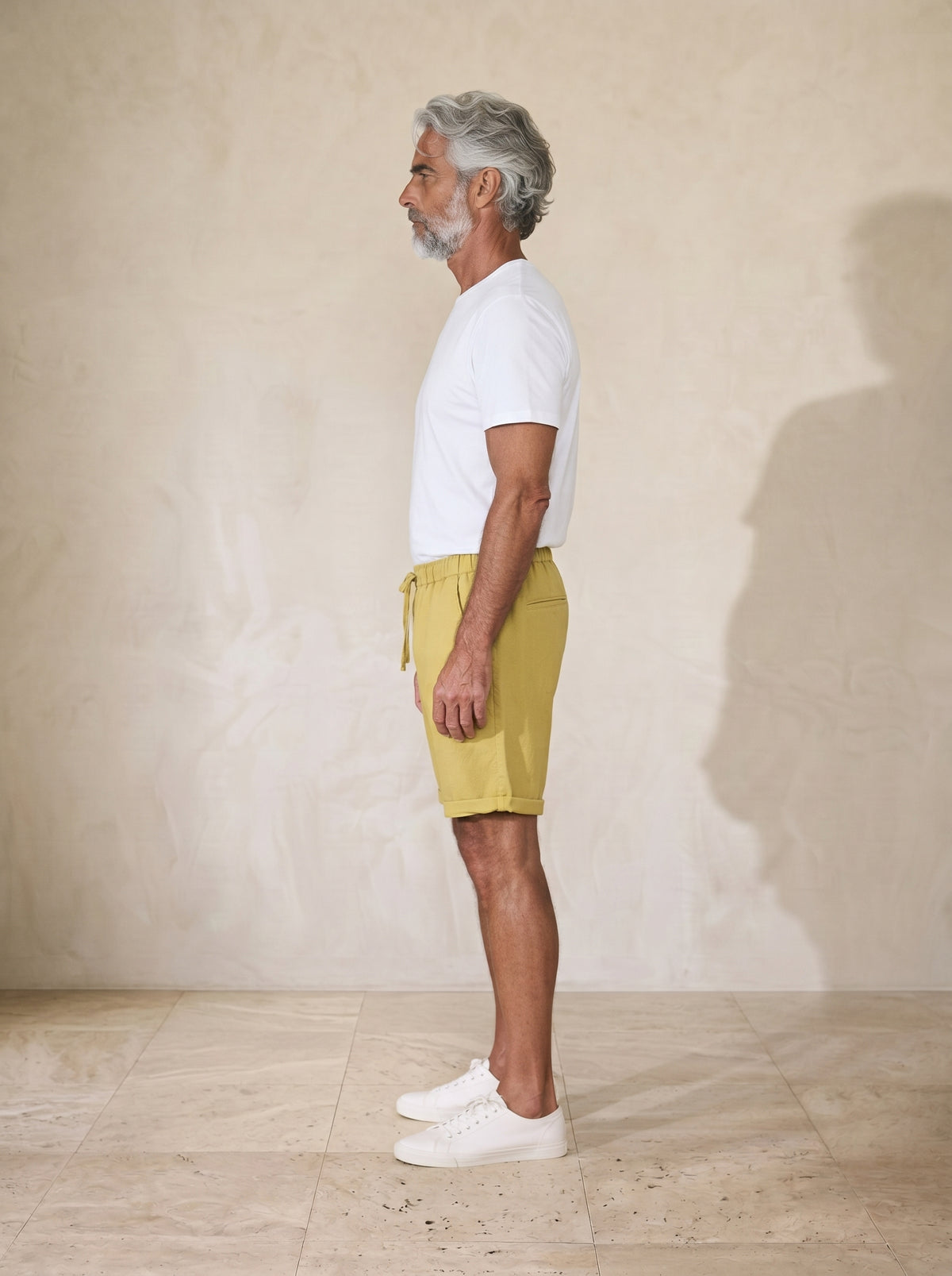 Amarelo | Bermuda de linho e algodão Comporta amarelo – vista de perfil