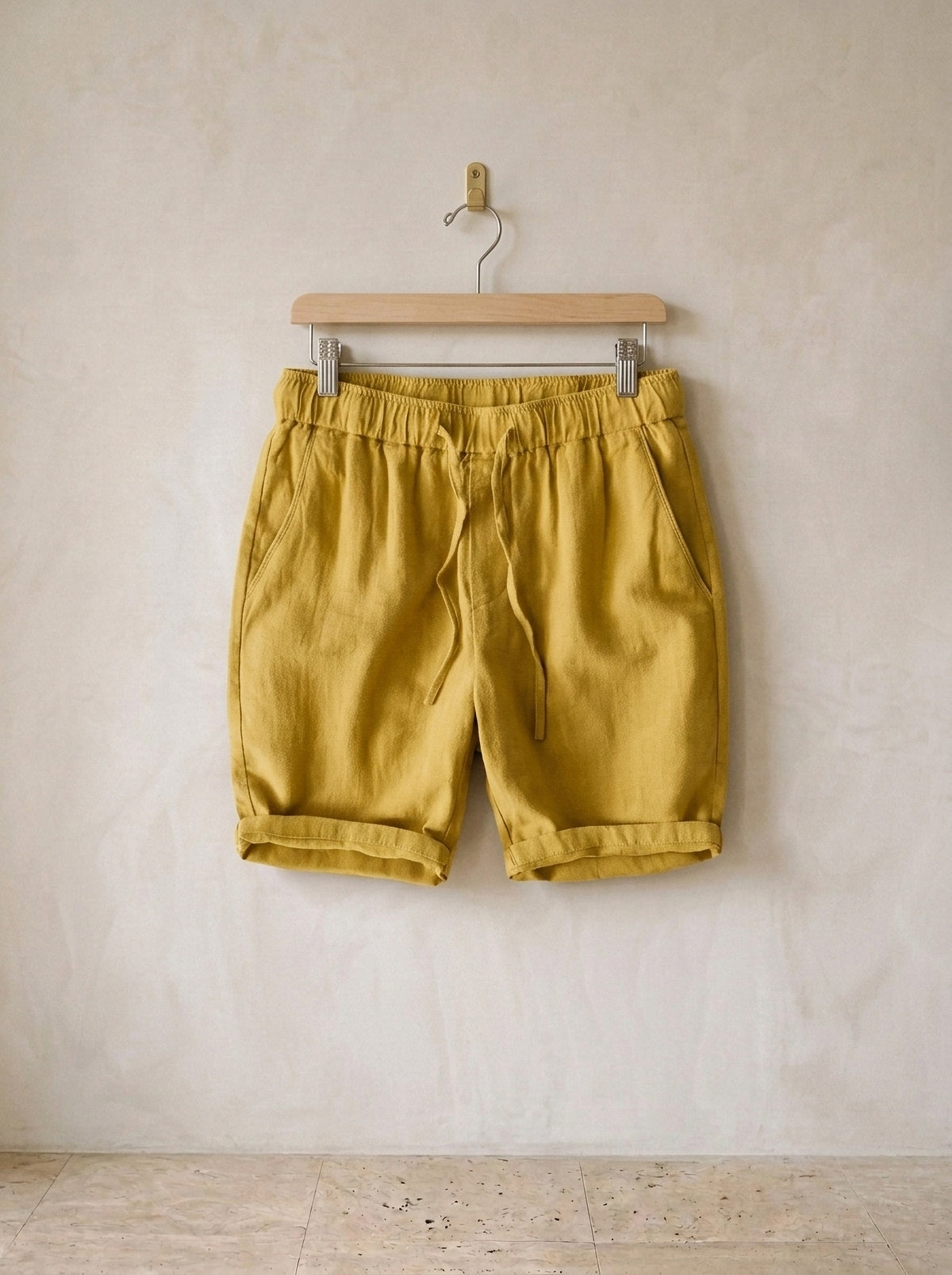 Amarelo | Bermuda de linho e algodão Comporta amarelo – peça sozinha, no cabide de madeira