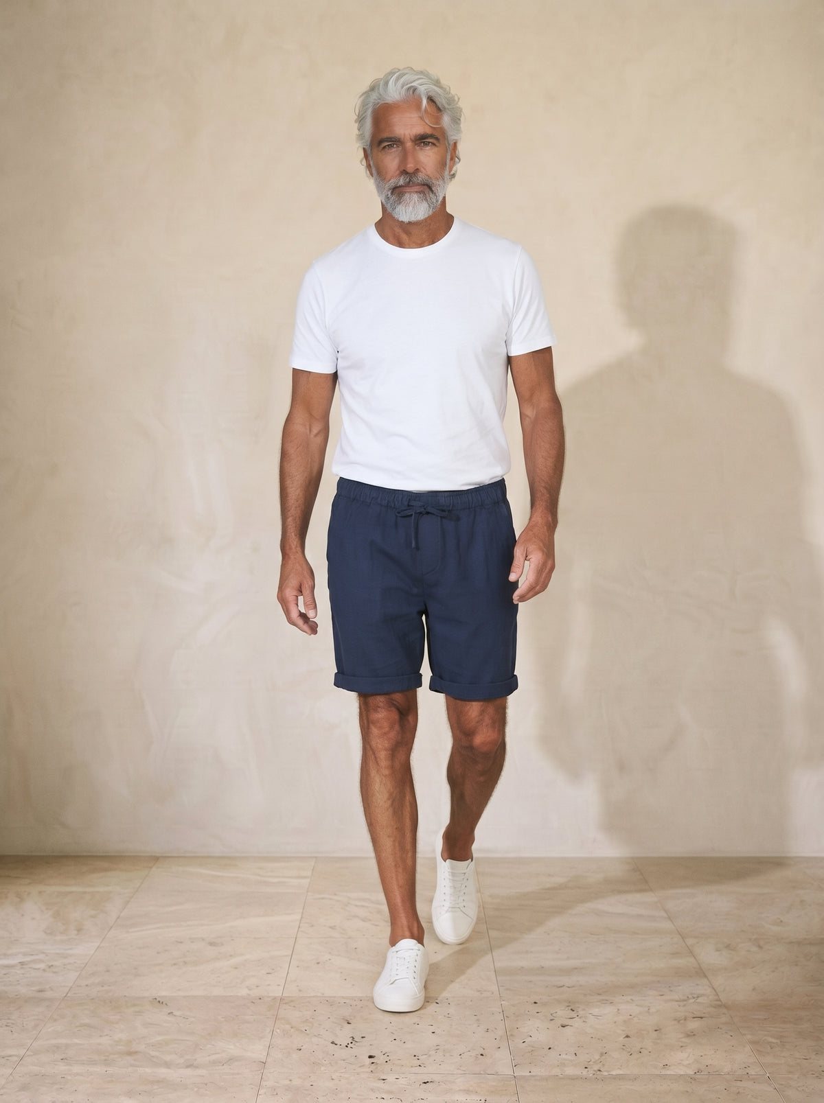 Azul | Bermuda de linho e algodão Comporta azul – corpo inteiro, modelo caminhando