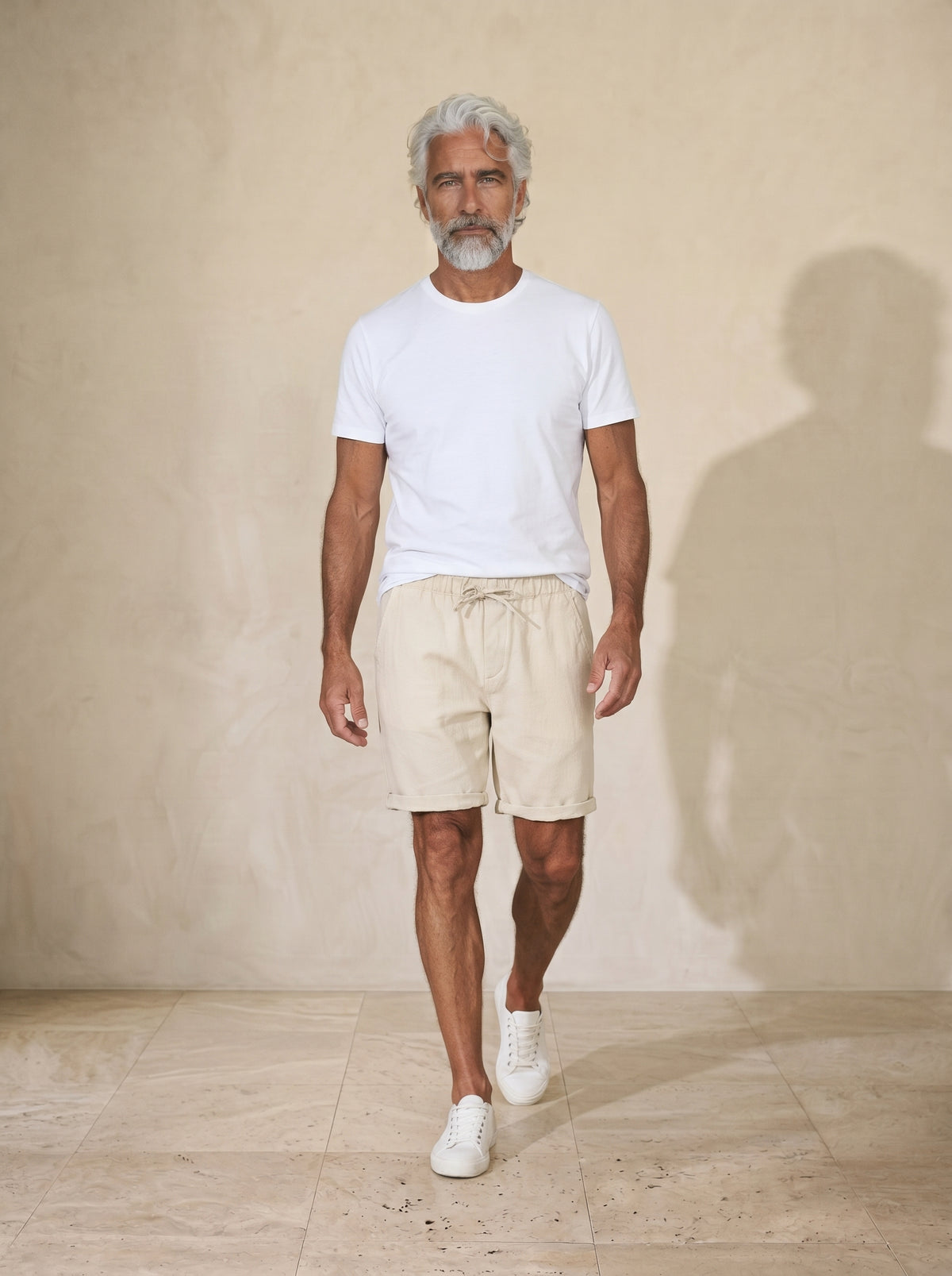 Bege | Bermuda de linho e algodão Comporta bege – corpo inteiro, modelo caminhando