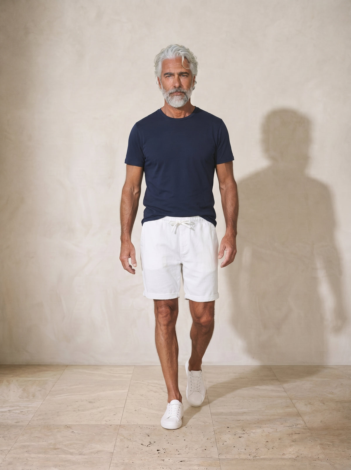 Branco | Bermuda de linho e algodão Comporta branco – corpo inteiro, modelo caminhando